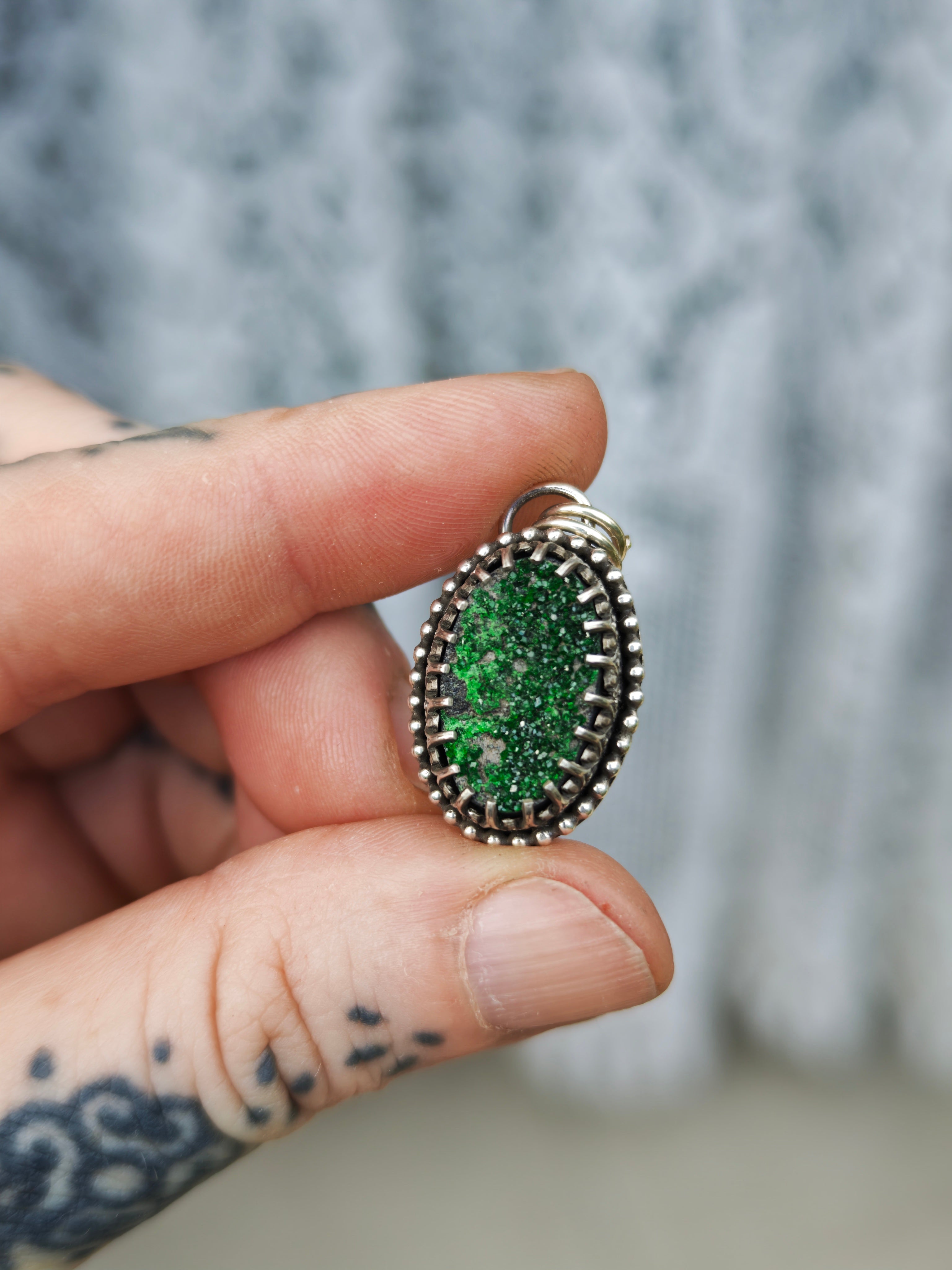 [Réservé] Gothica - Collier en uvarovite druse (grenat vert Grossler) et argent, torque en laiton