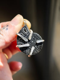 [Réservé] Fortuna - Pendentif en fossile d'ammonite et argent