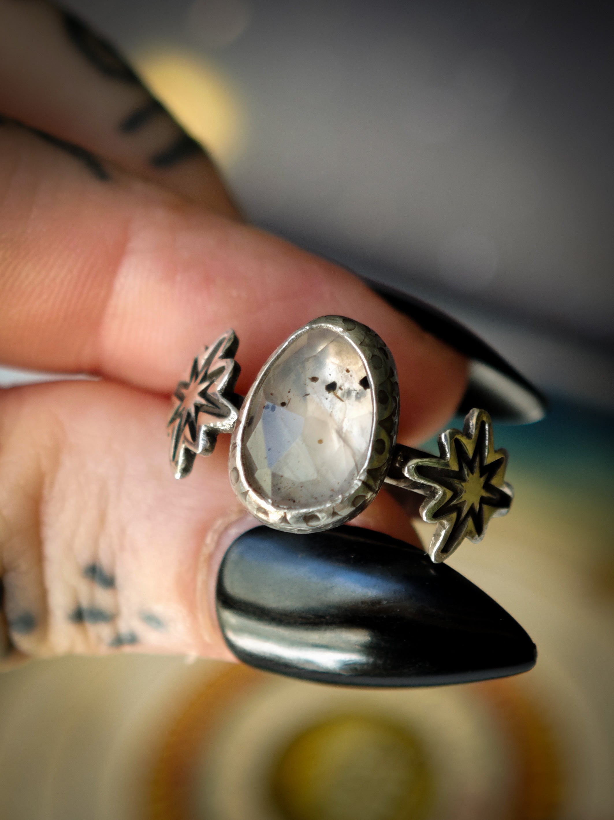 Asteria - Bague en quartz rose diopside facetté et argent