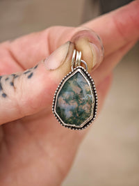 [Réservé] Forest Witch - Pendentif en agate mousse facettée et argent, fenêtre gothique au dos
