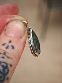 [Réservé] Forest Witch - Pendentif en agate mousse facettée et argent, fenêtre gothique au dos