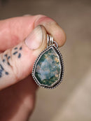 [Réservé] Forest Witch - Pendentif en agate mousse facettée et argent, fenêtre gothique au dos