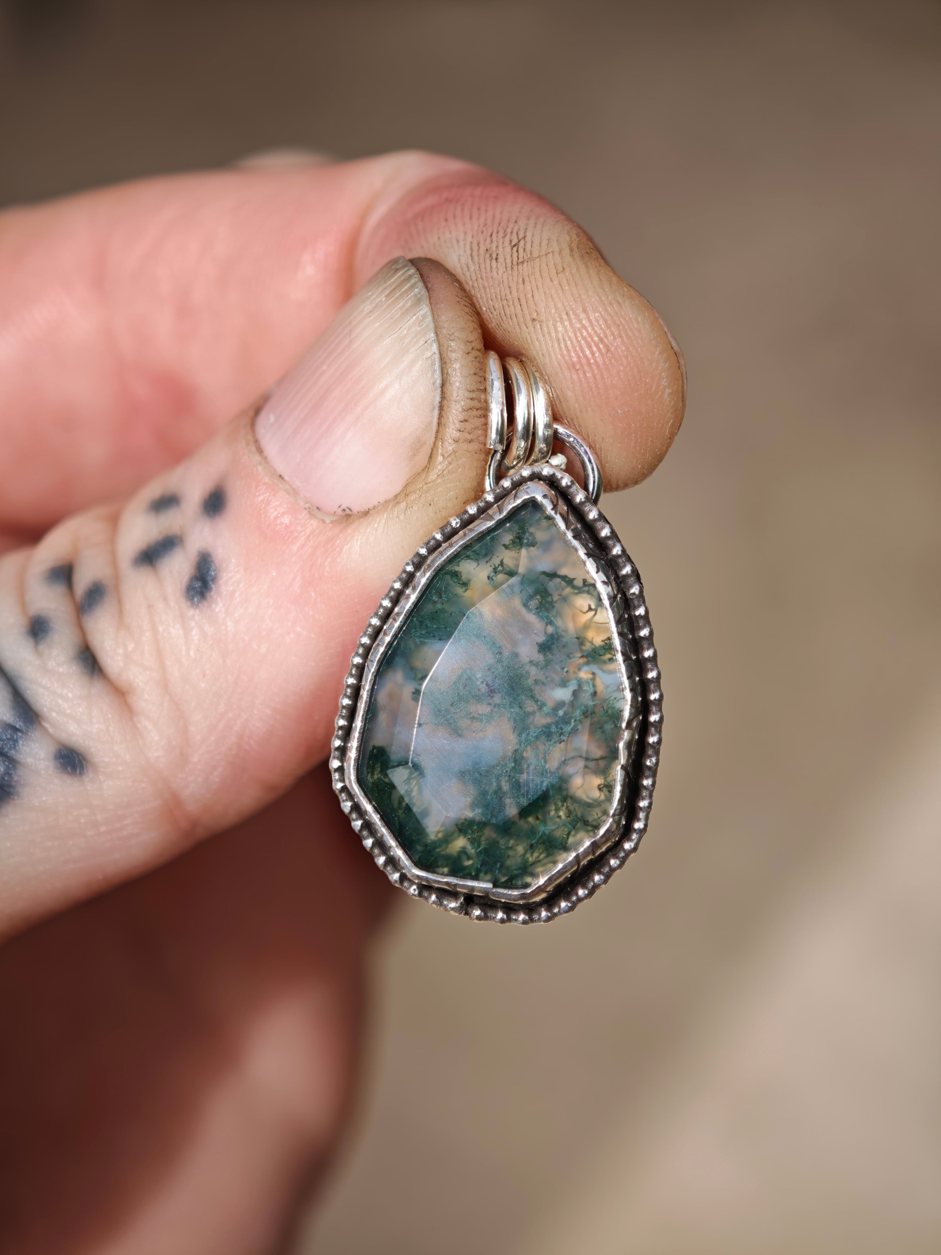 [Réservé] Forest Witch - Pendentif en agate mousse facettée et argent, fenêtre gothique au dos