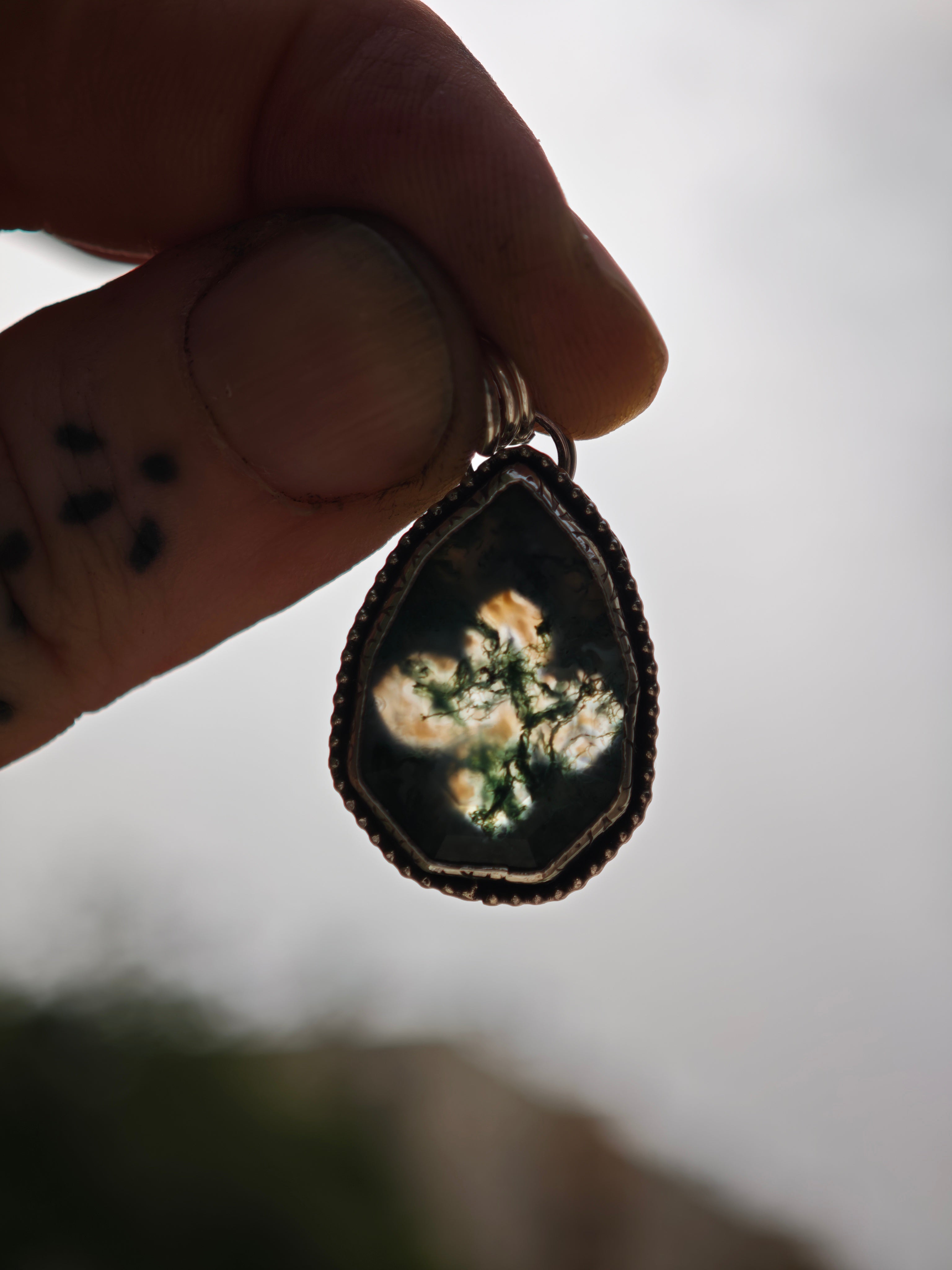 [Réservé] Forest Witch - Pendentif en agate mousse facettée et argent, fenêtre gothique au dos