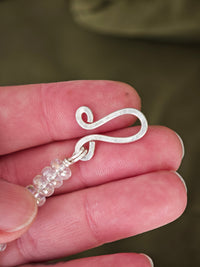 [Réservé] Le Pacte - Ras-de-cou en perles de quartz aura et argent, pentagramme forgé