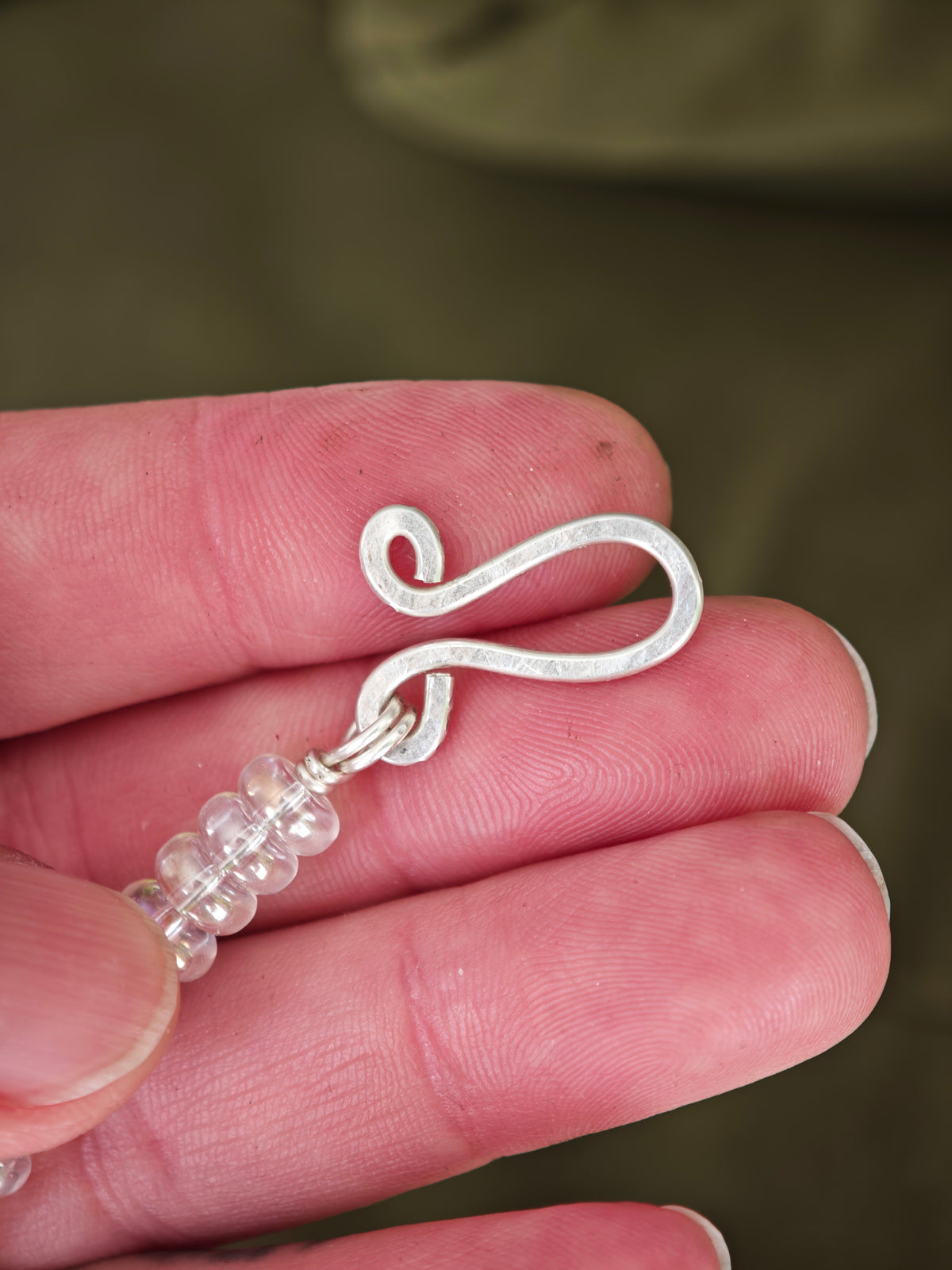 [Réservé] Le Pacte - Ras-de-cou en perles de quartz aura et argent, pentagramme forgé