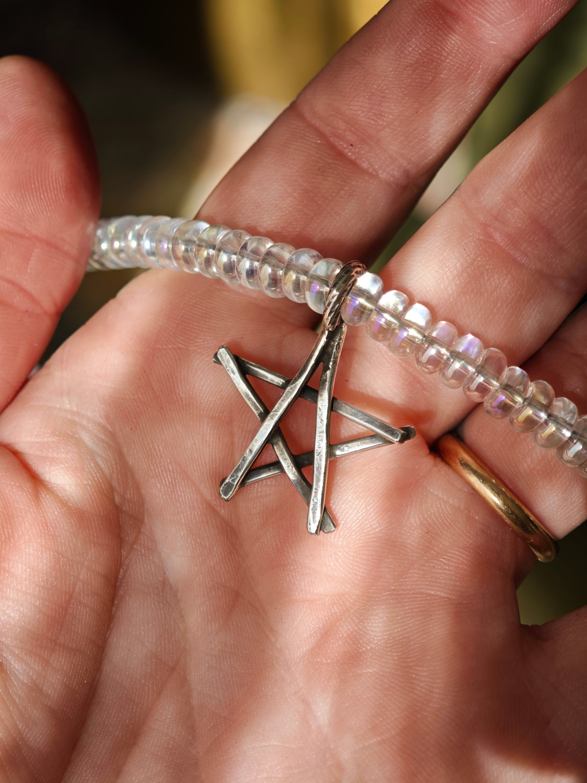 [Réservé] Le Pacte - Ras-de-cou en perles de quartz aura et argent, pentagramme forgé