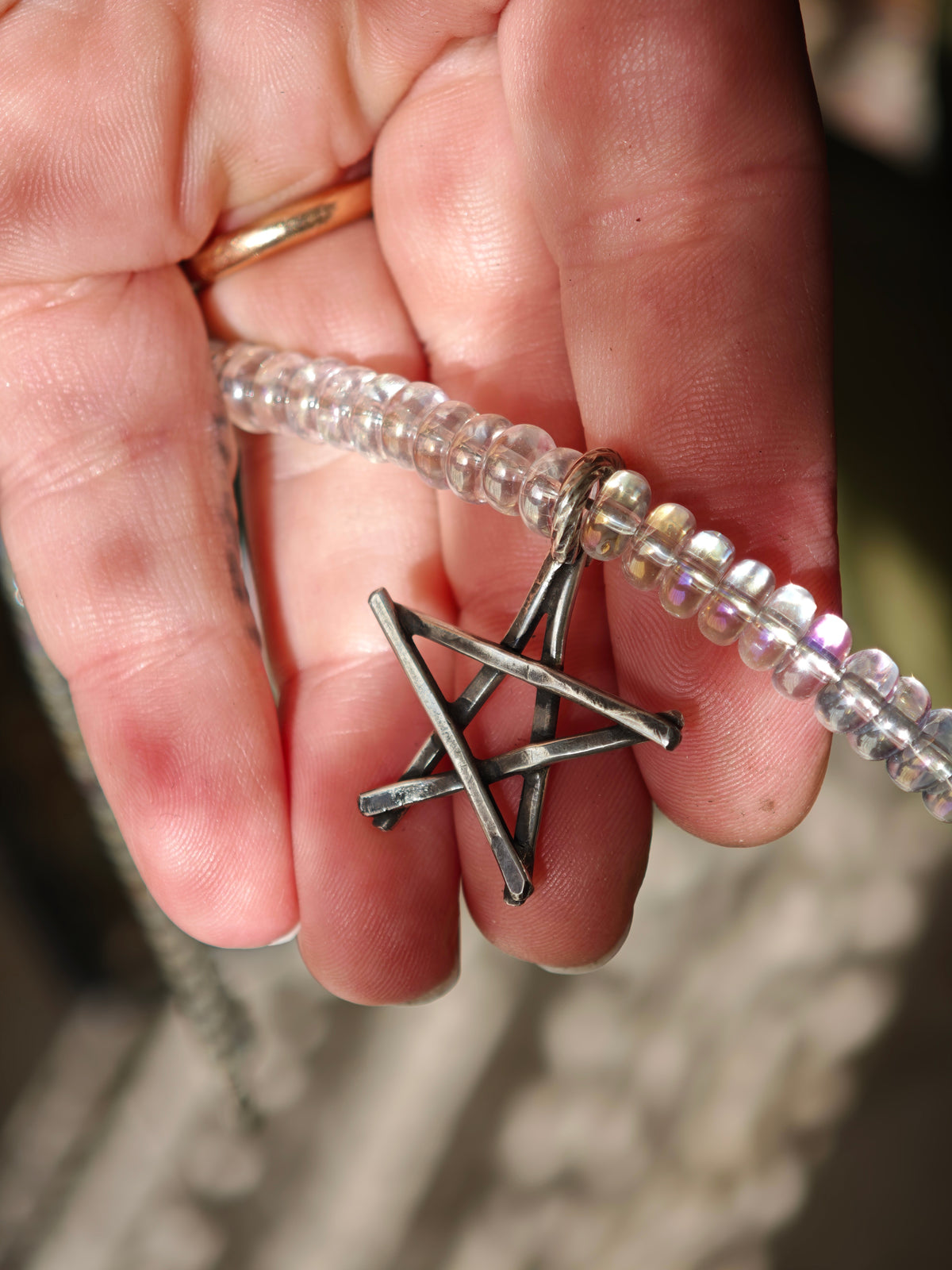 [Réservé] Le Pacte - Ras-de-cou en perles de quartz aura et argent, pentagramme forgé