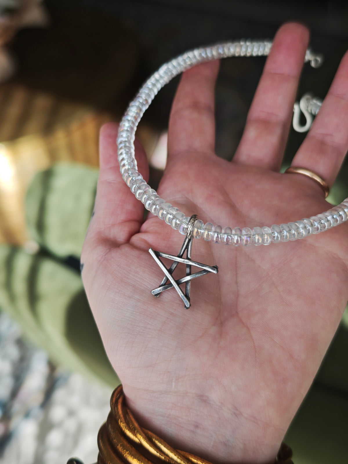 [Réservé] Le Pacte - Ras-de-cou en perles de quartz aura et argent, pentagramme forgé