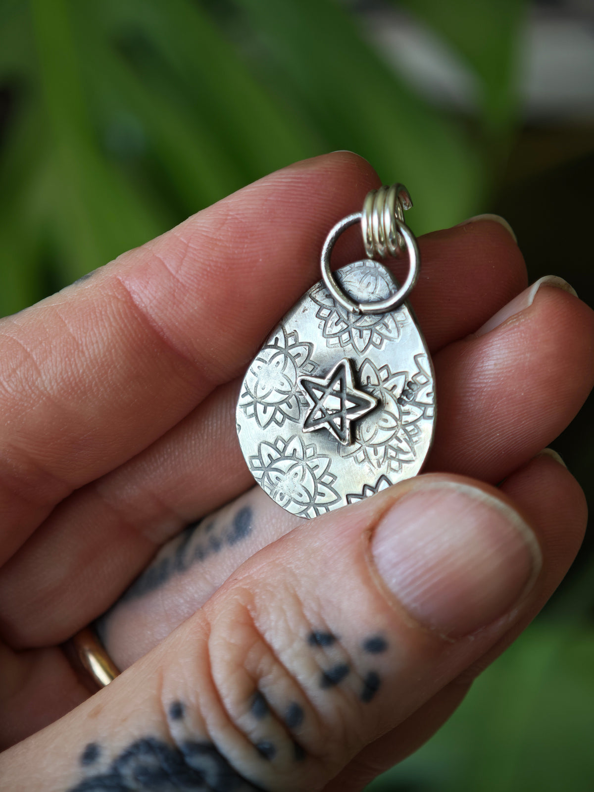 [Réservé] Rainbow Witch - Pendentif en labradorite arc-en-ciel et argent, pentagramme