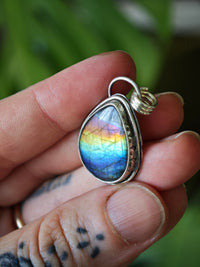 [Réservé] Rainbow Witch - Pendentif en labradorite arc-en-ciel et argent, pentagramme