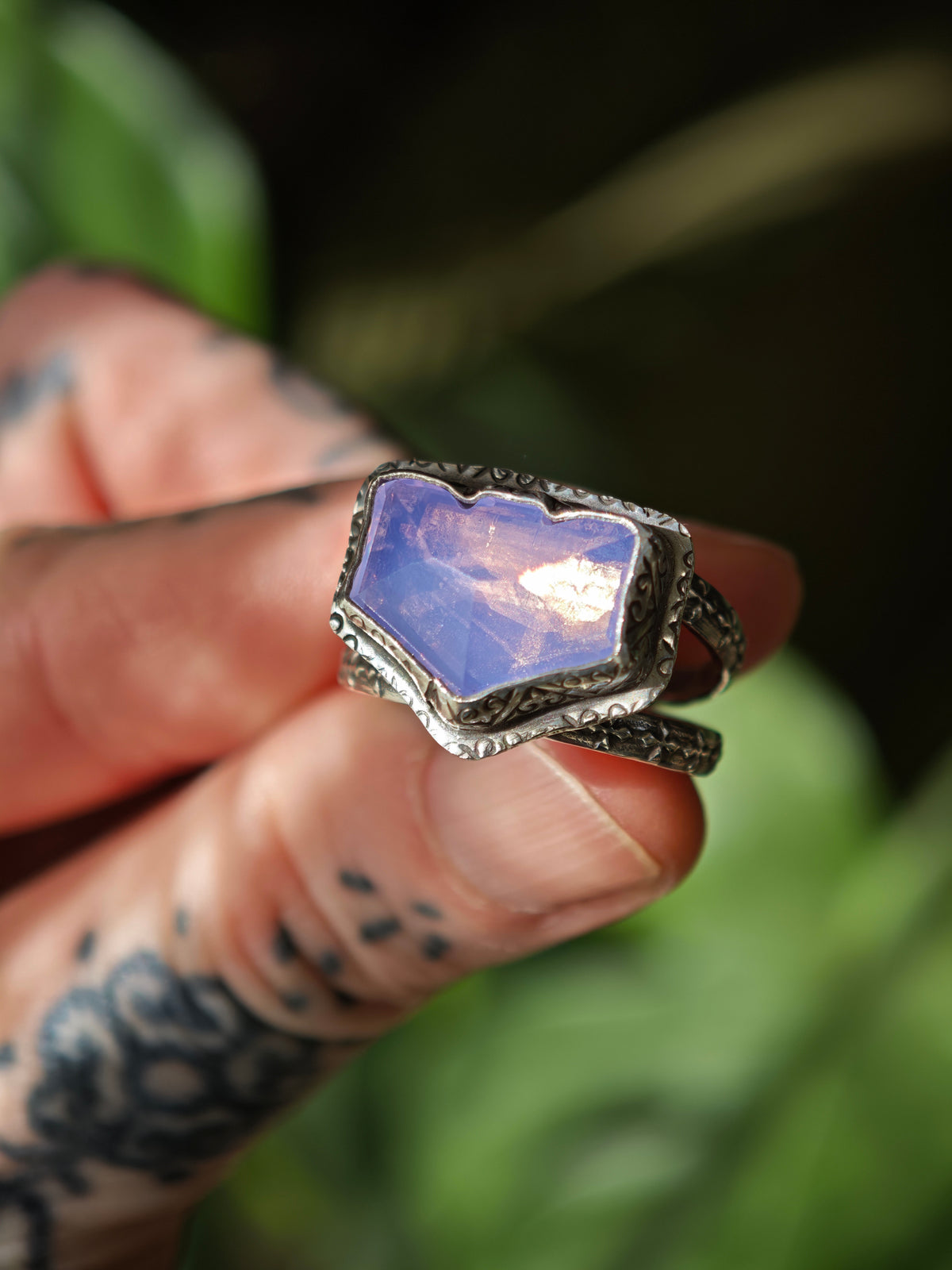 [Reserviert] Pastel Goth – Fledermaus-Ring aus Lavendel-Quarz und Silber