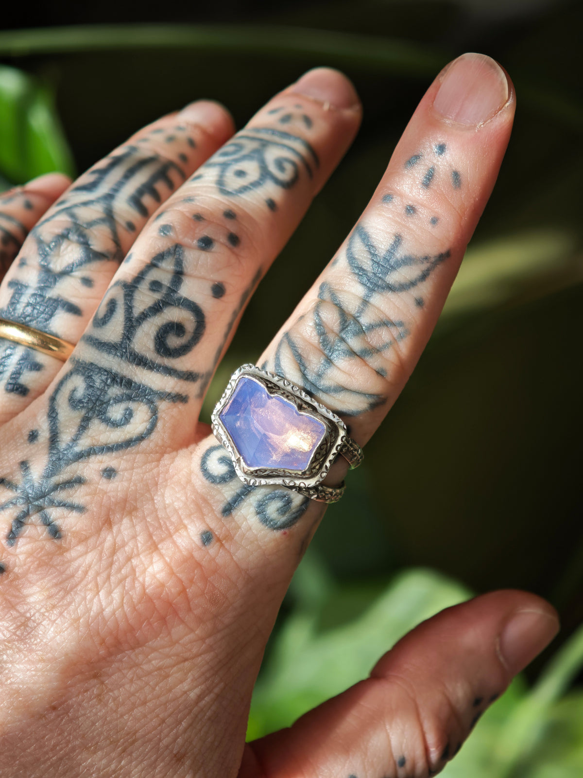 [Reserviert] Pastel Goth – Fledermaus-Ring aus Lavendel-Quarz und Silber
