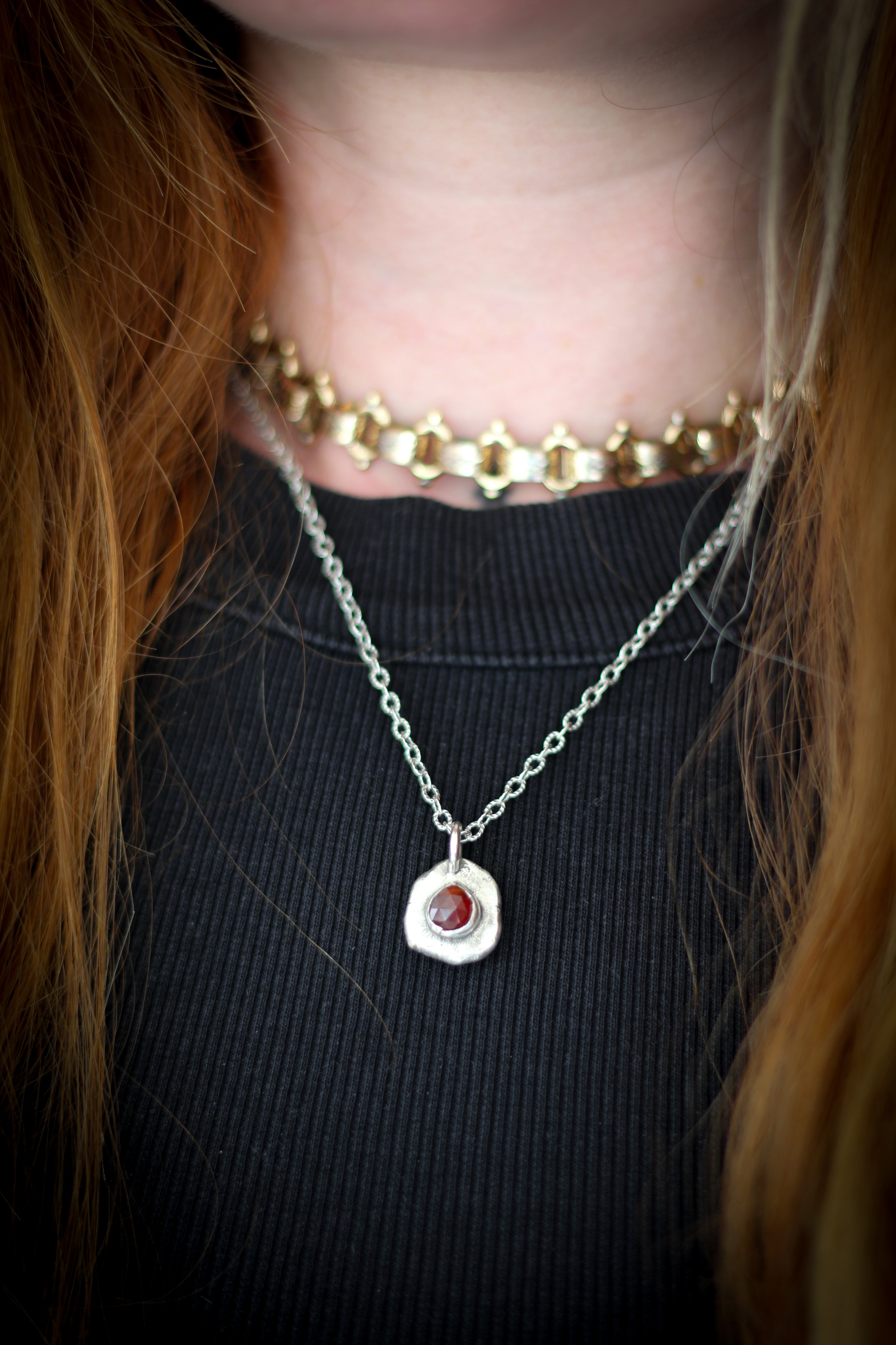 L'Obole de Charon - Forged, reversible medallion, in silver and faceted garnet, skull on the back