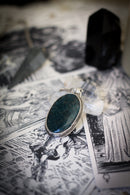 L'Amulette de Pax - Collier en apatite néon et argent, lune forgée, étoile au dos