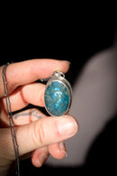 L'Amulette de Pax - Collier en apatite néon et argent, lune forgée, étoile au dos