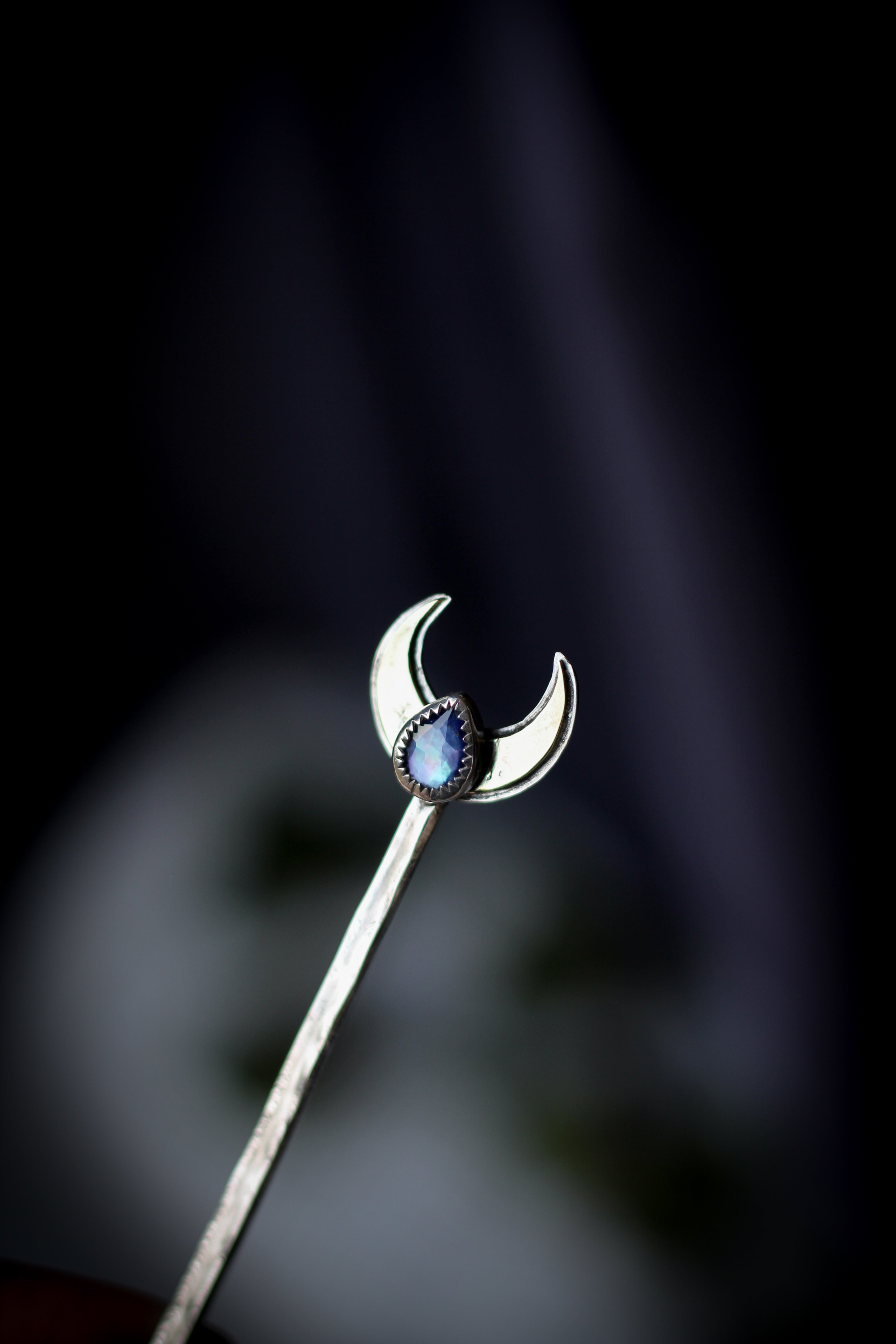Moon Witch - Bijou de cheveux en lapis lazuli, cristal facetté, argent forgé et lune en laiton