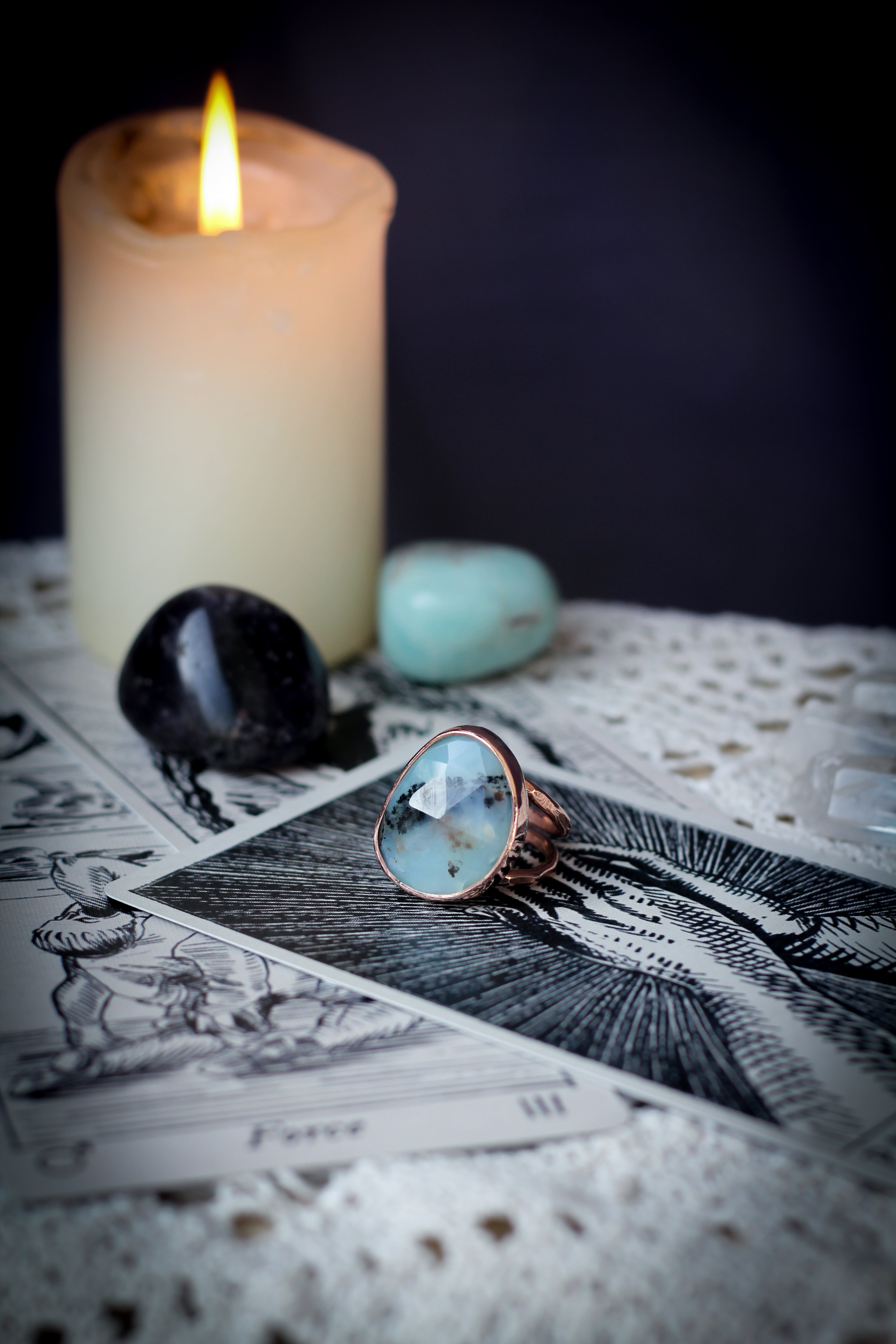 Le Joyau de Salacie - Bague en opale bleue dendritique facettée et cuivre