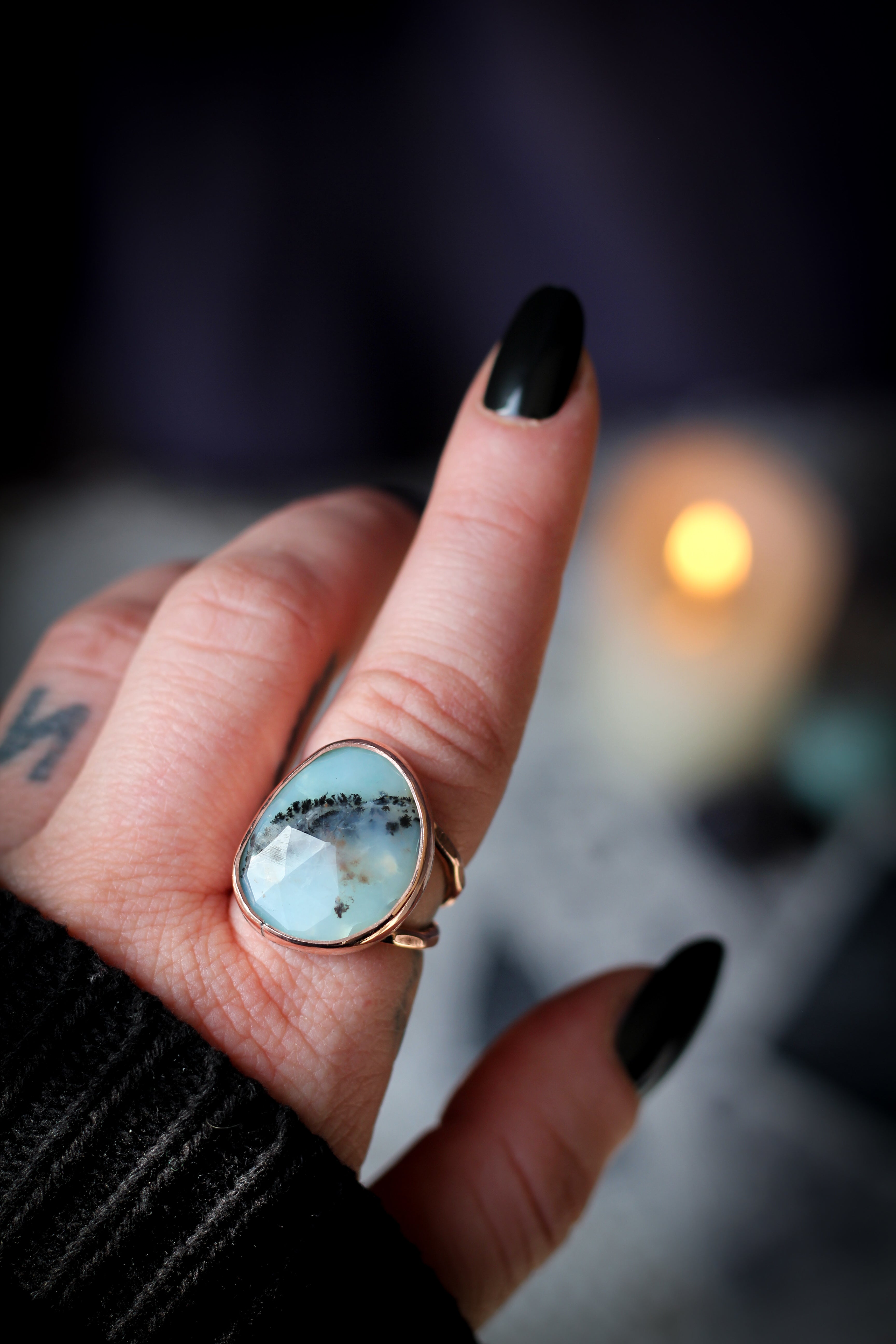 Il gioiello di Salacie - Anello in rame e opale blu dendritico sfaccettato