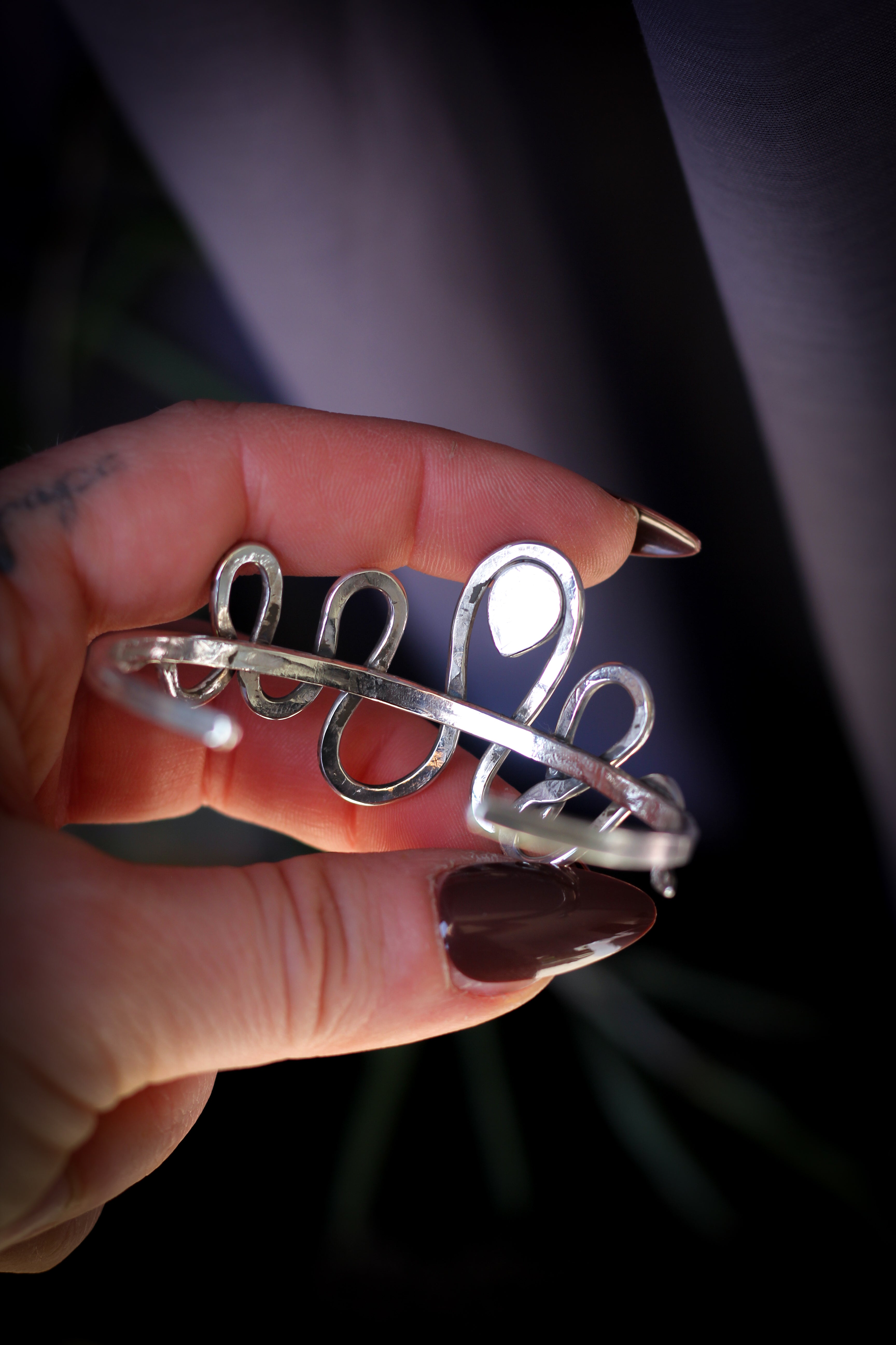 Le Jörmungand - Bracelet manchette en lapis lazuli, cristal facetté et argent, serpent forgé
