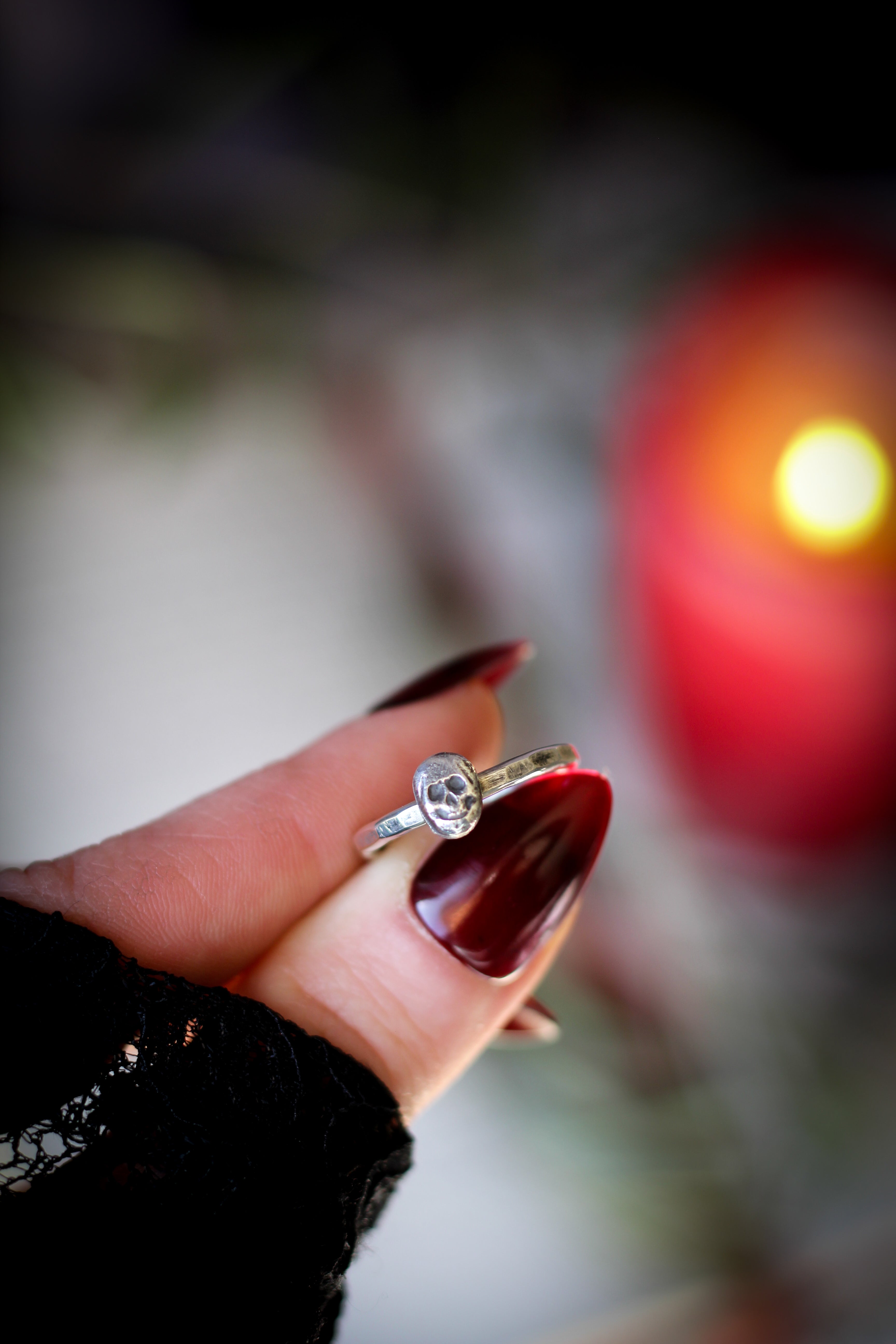 Memento Mori - Bague en argent, crâne forgé, anneau facetté