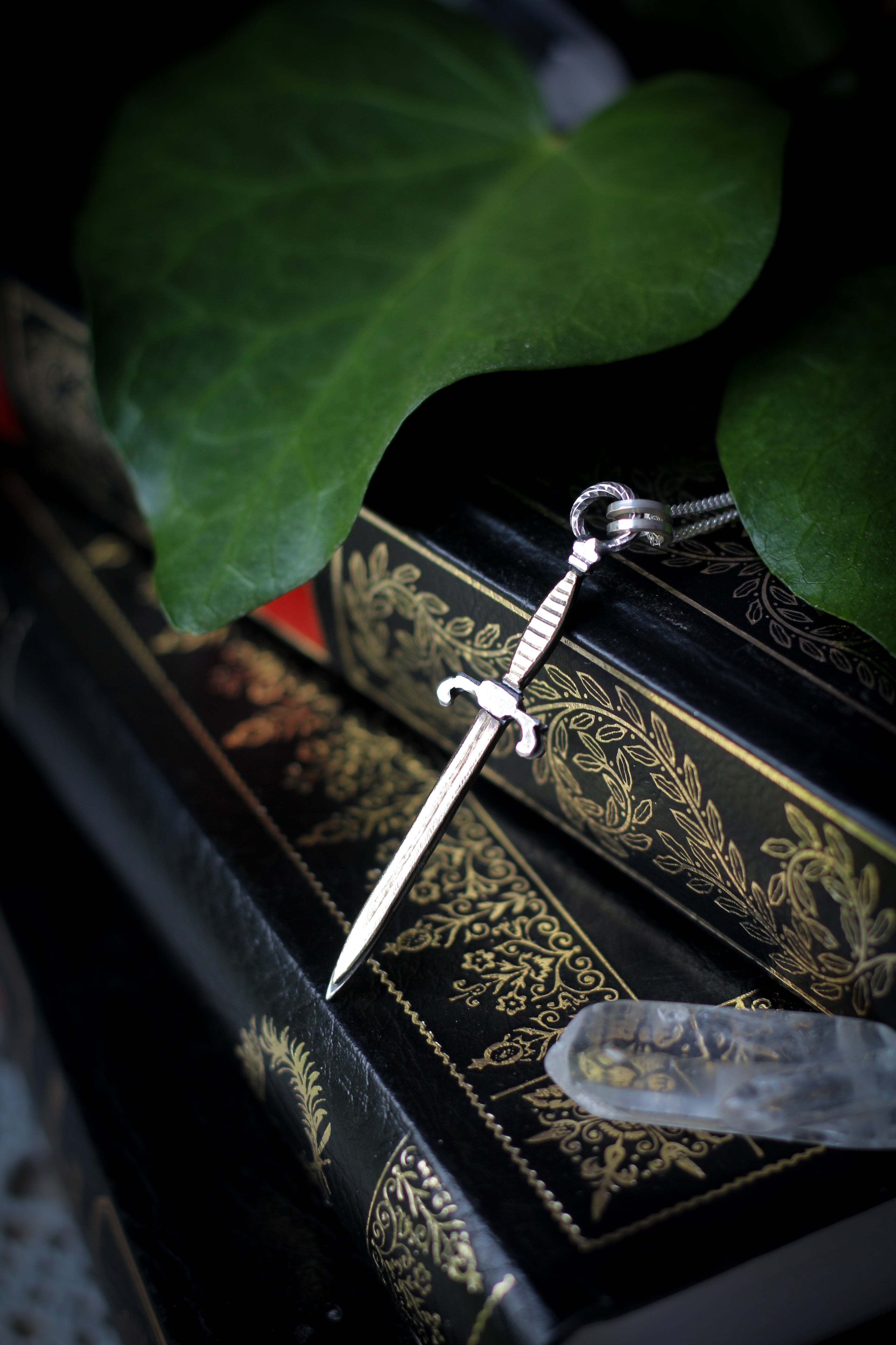 Claíomh Solais - Collana in argento e ottone, spada forgiata a mano