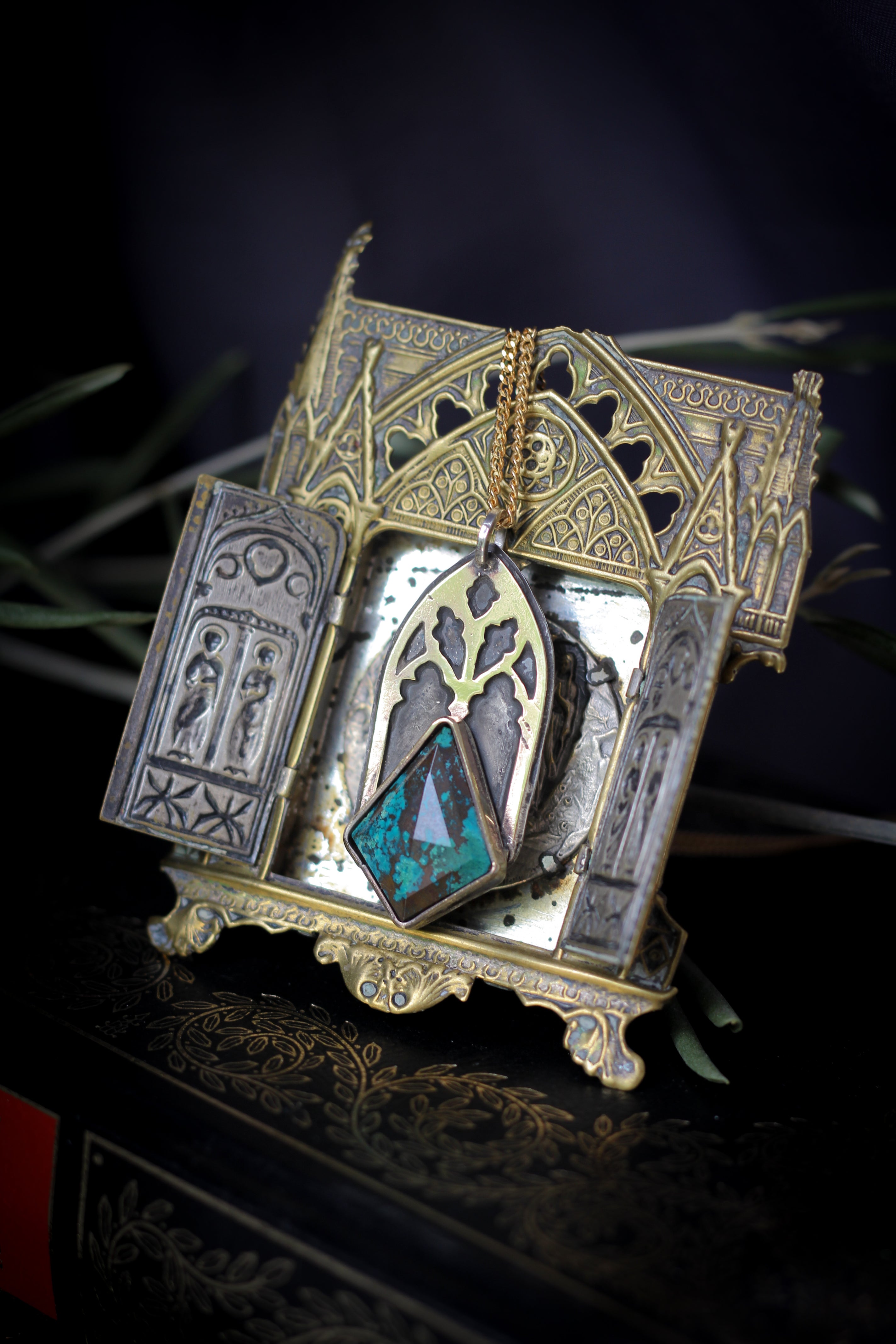 Gothica - Collier arche gothique en turquoise du Tibet, laiton et argent
