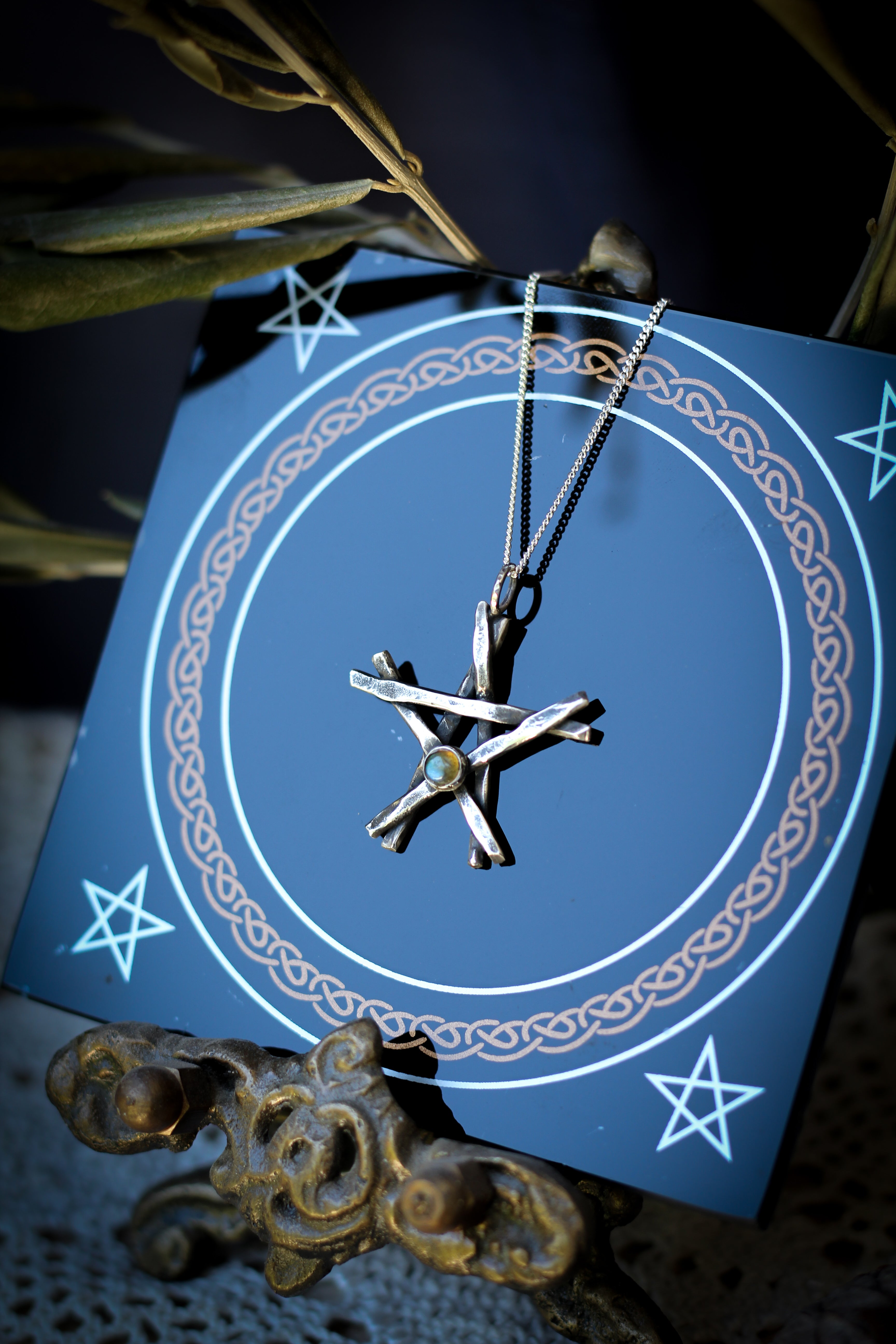 Le Pentagramme - Collier forgé en argent et labradorite bleue