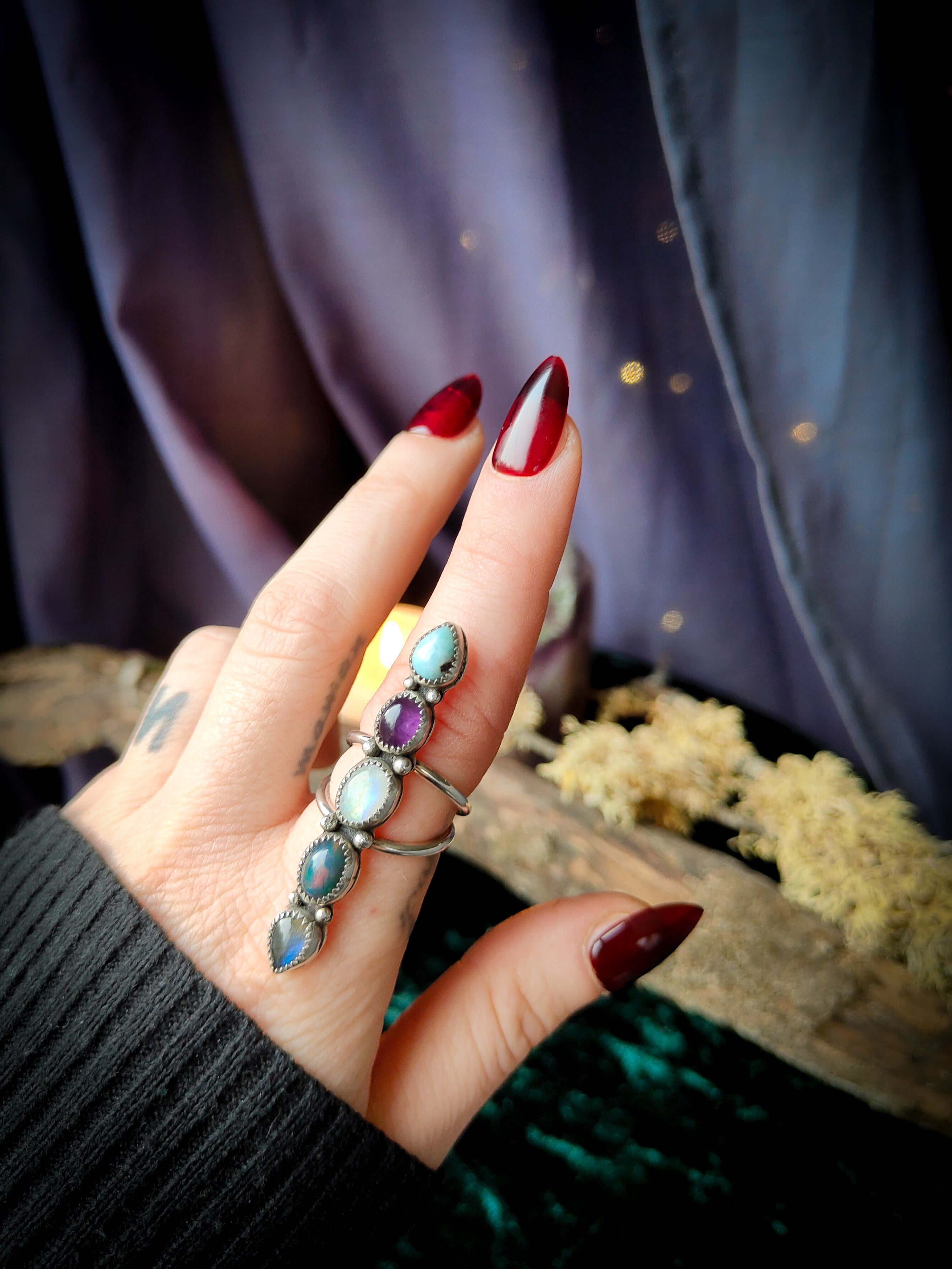 Strega di cristallo - Larimar, ametista, pietra di luna arcobaleno, opale nero etiope e labradorite blu e anello in argento