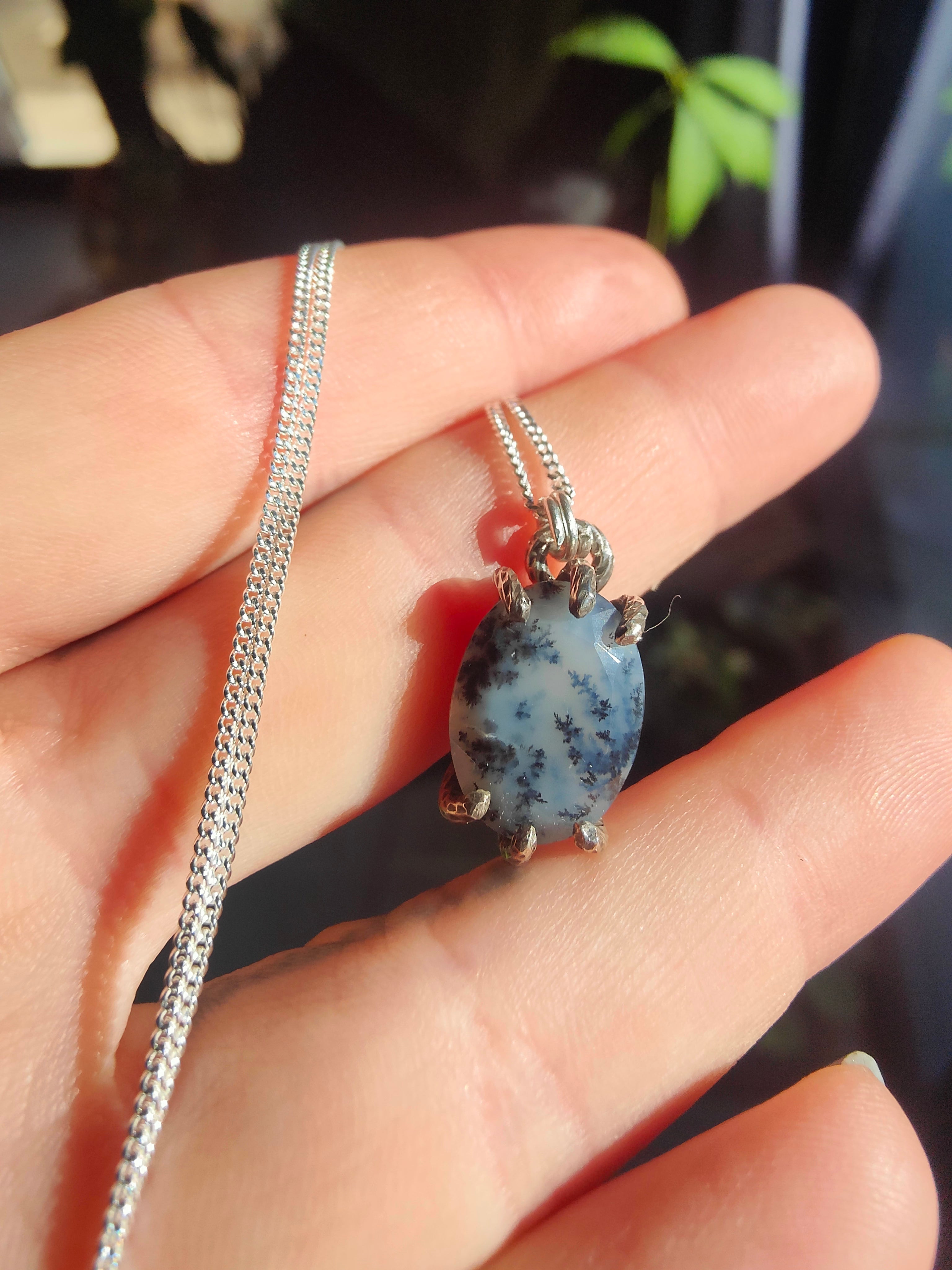 [Réservé] Le Talisman de Yule - Collier en agate dendritique (merlinite) facettée et argent