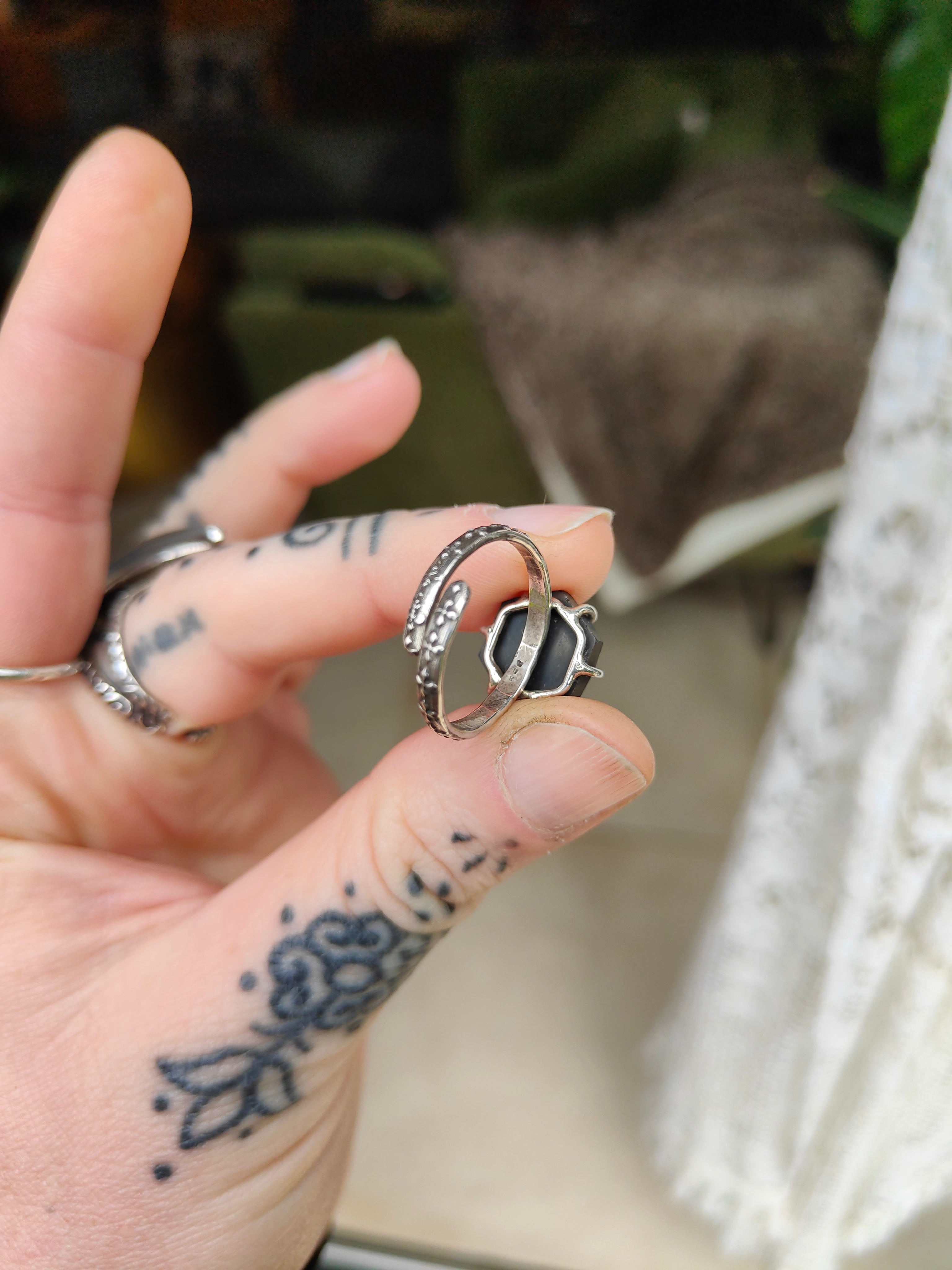 [Réservé] Sacré Geometria - Bague en spinelle noir facetté et argent
