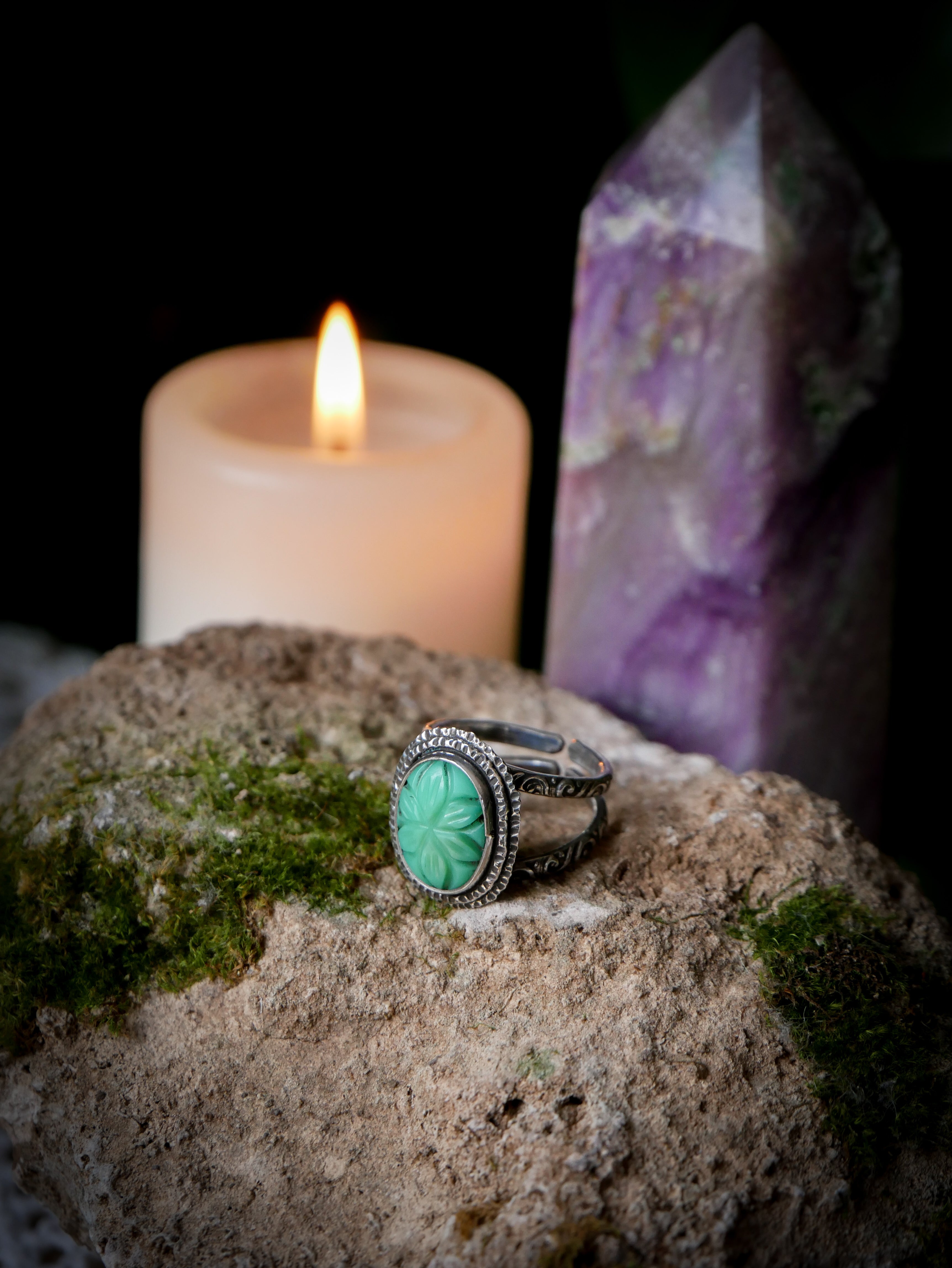 Ostara - Bague en chrysoprase gravée et argent