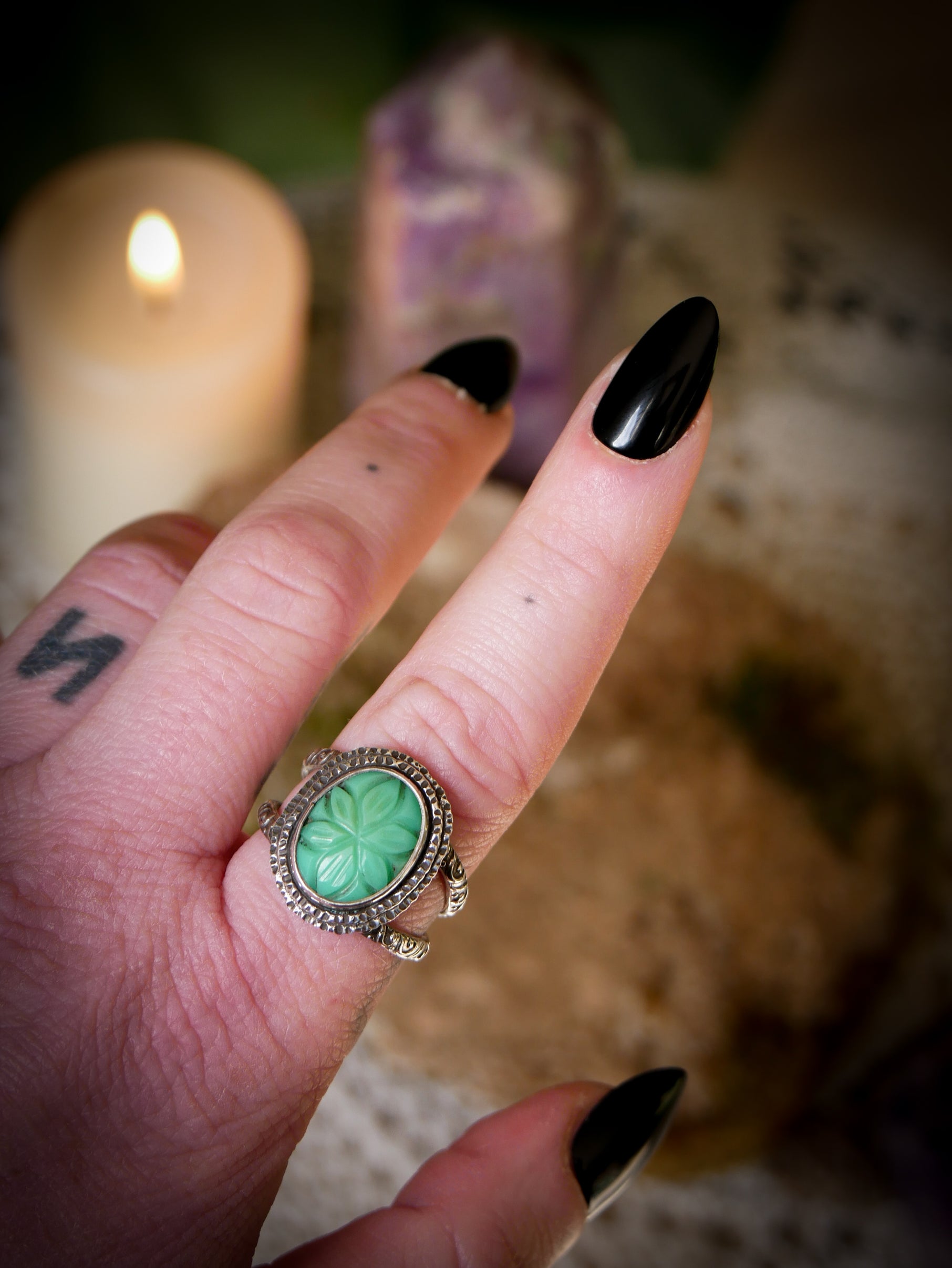 Ostara - Bague en chrysoprase gravée et argent