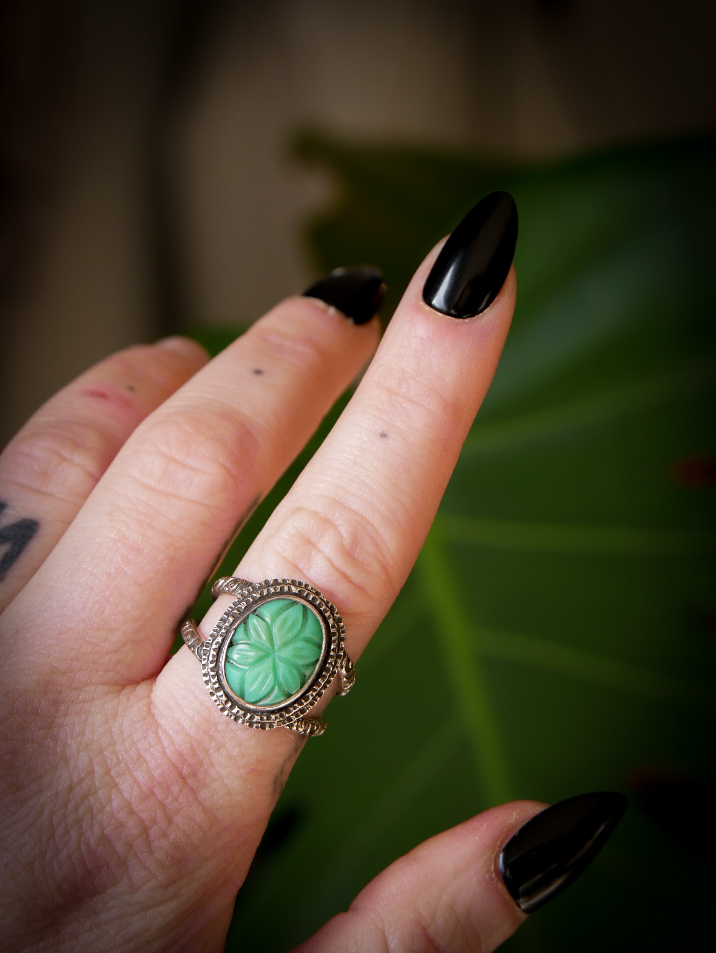 Ostara - Bague en chrysoprase gravée et argent