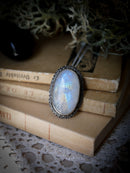 Triple Lune - Collier en pierre de lune arc-en-ciel (péristérite) et argent, triple lune au dos