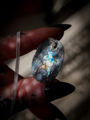 Triple Lune - Collier en pierre de lune arc-en-ciel (péristérite) et argent, triple lune au dos