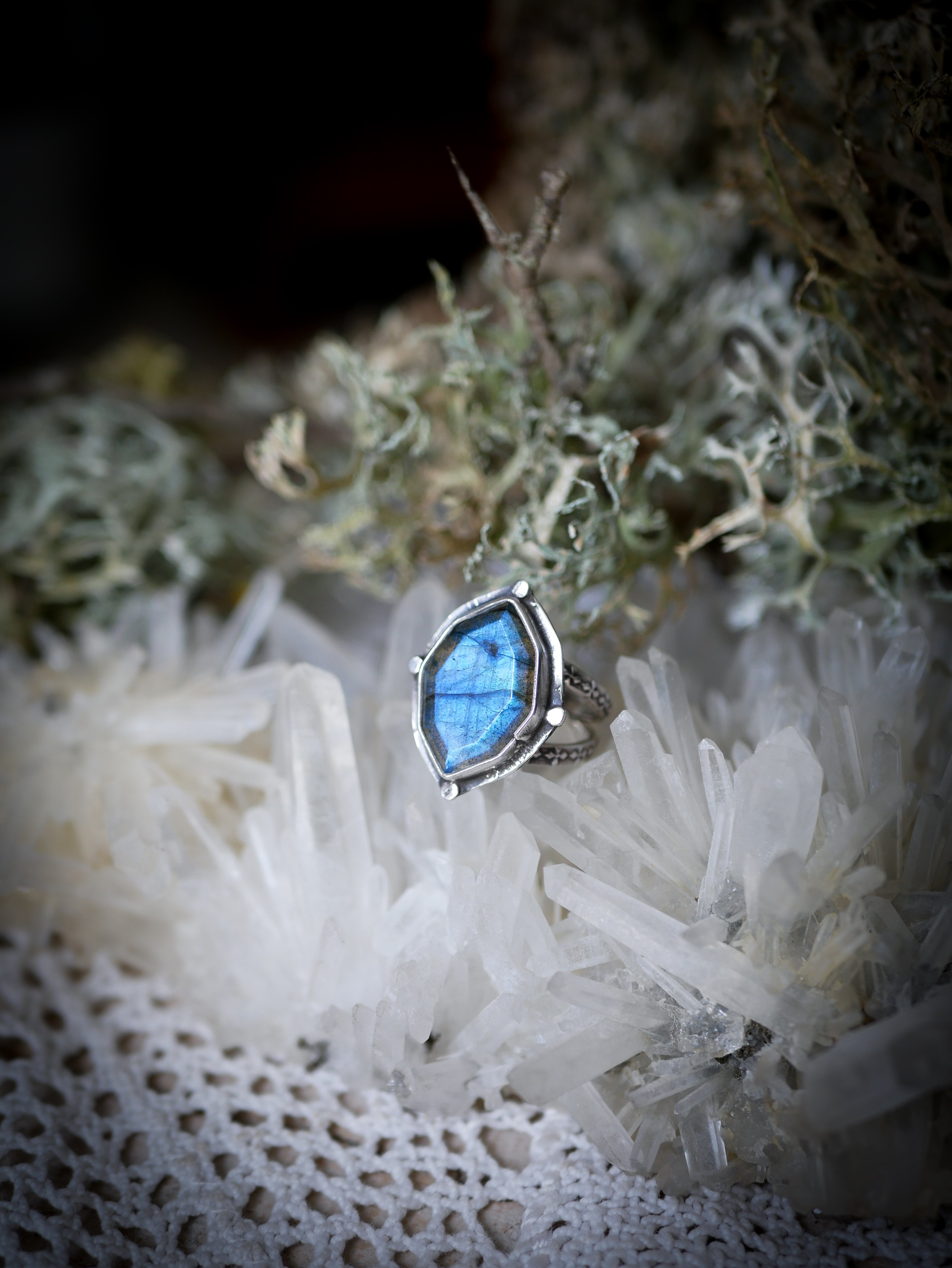 La Relique de la Pythie - Bague en labradorite bleue facettée et argent