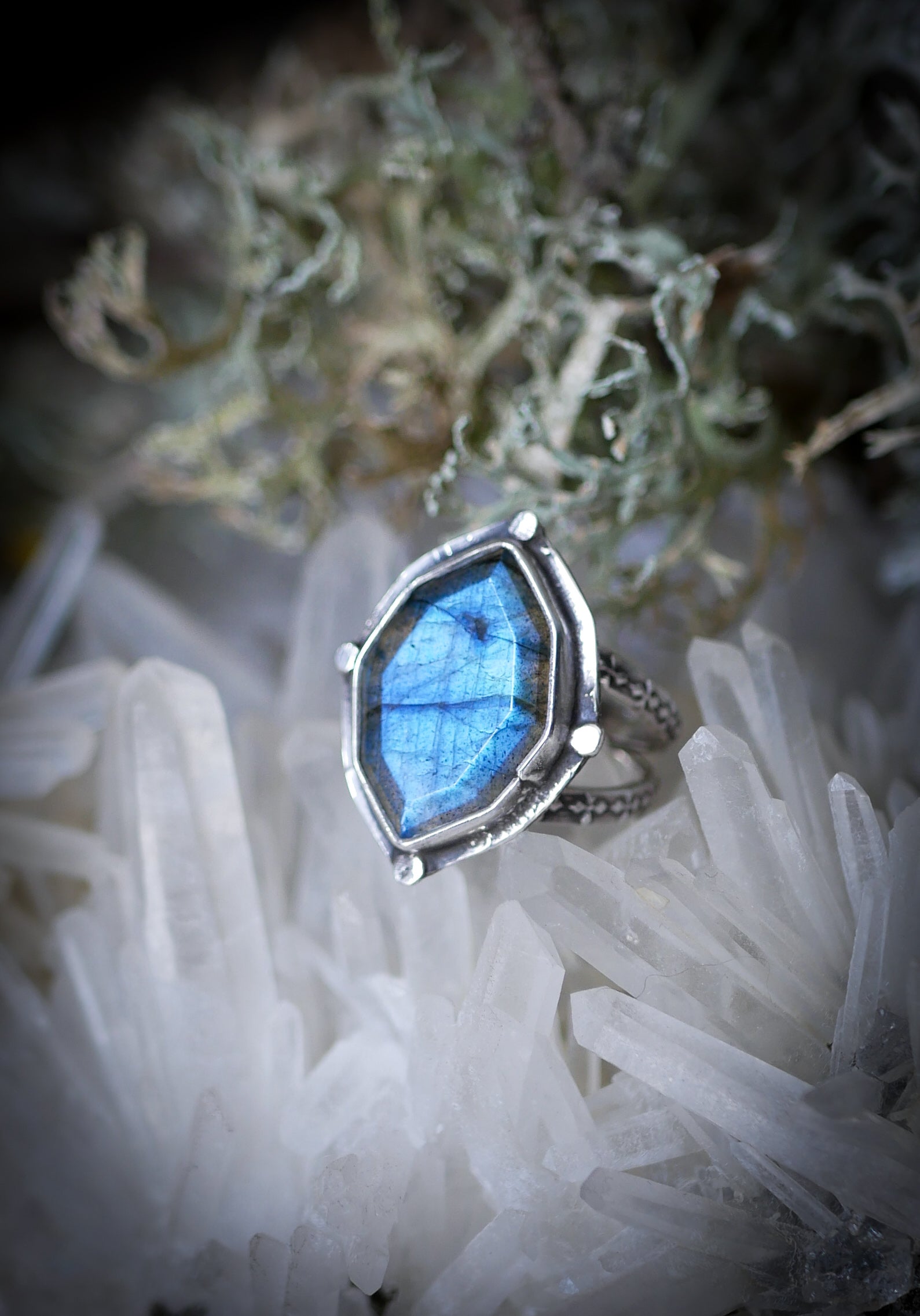 La Relique de la Pythie - Bague en labradorite bleue facettée et argent
