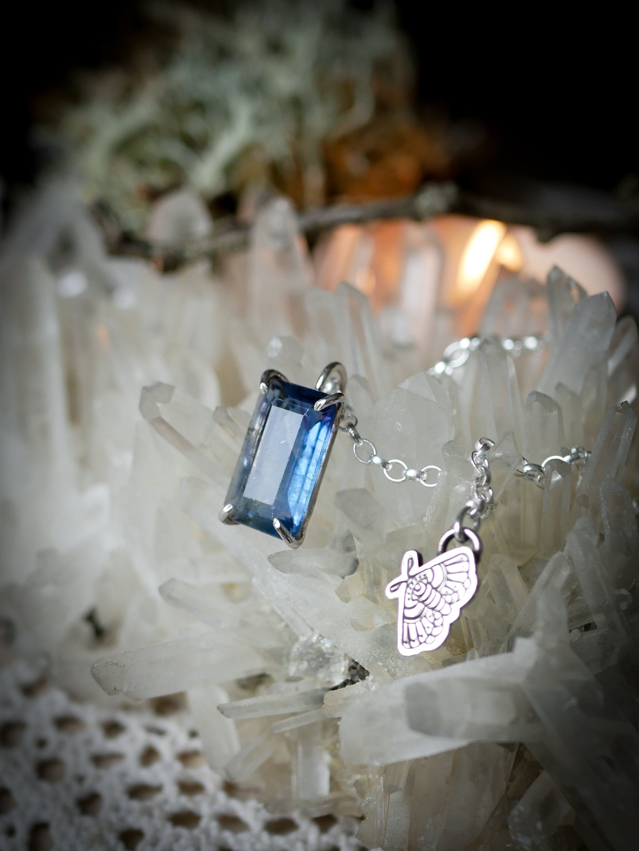 Nox Magicae - Collier en fluorite arc-en-ciel facettée et argent, papillon de nuit frappé