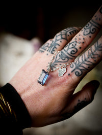 Nox Magicae - Collier en fluorite arc-en-ciel facettée et argent, papillon de nuit frappé