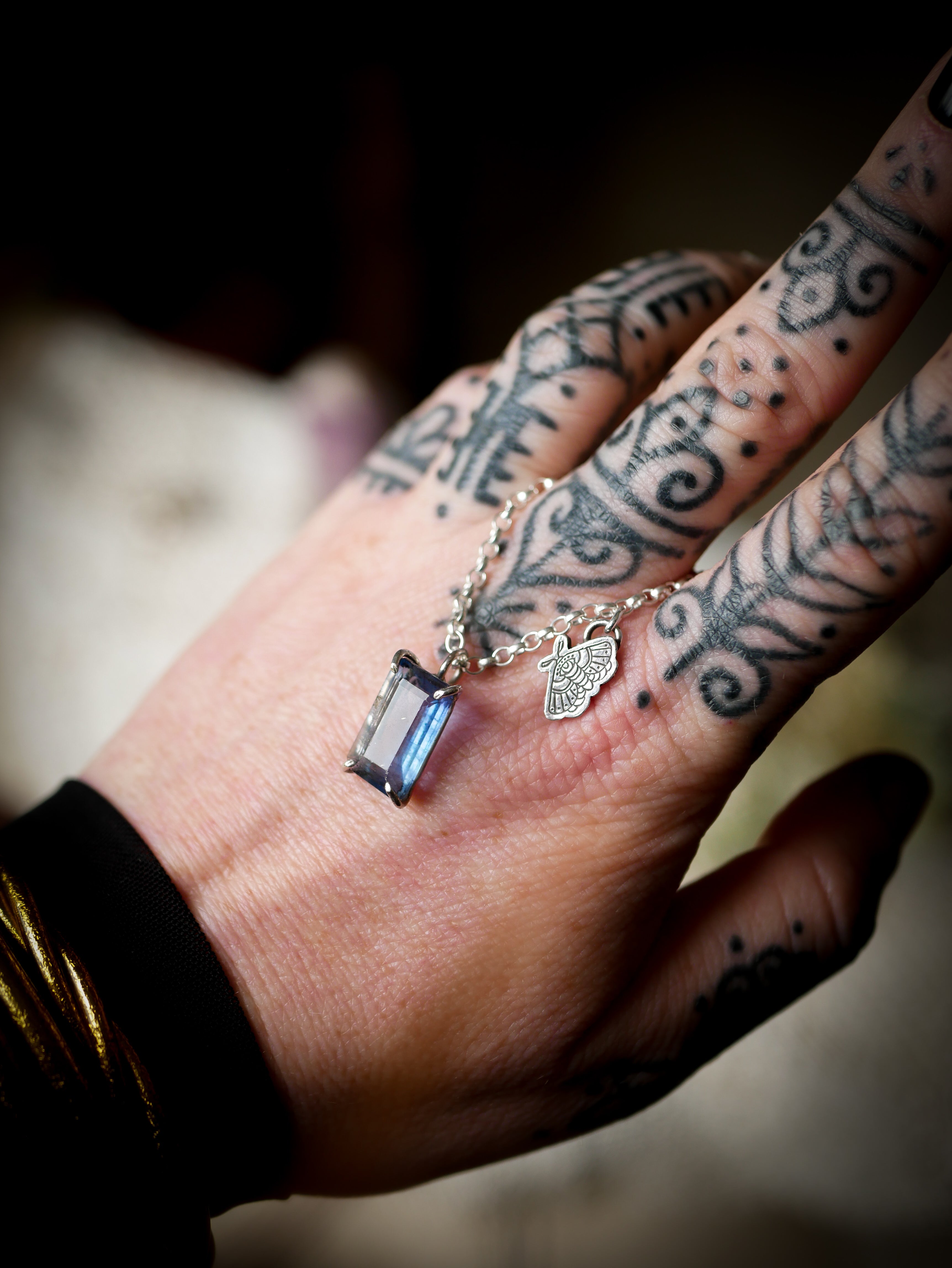Nox Magicae - Collier en fluorite arc-en-ciel facettée et argent, papillon de nuit frappé
