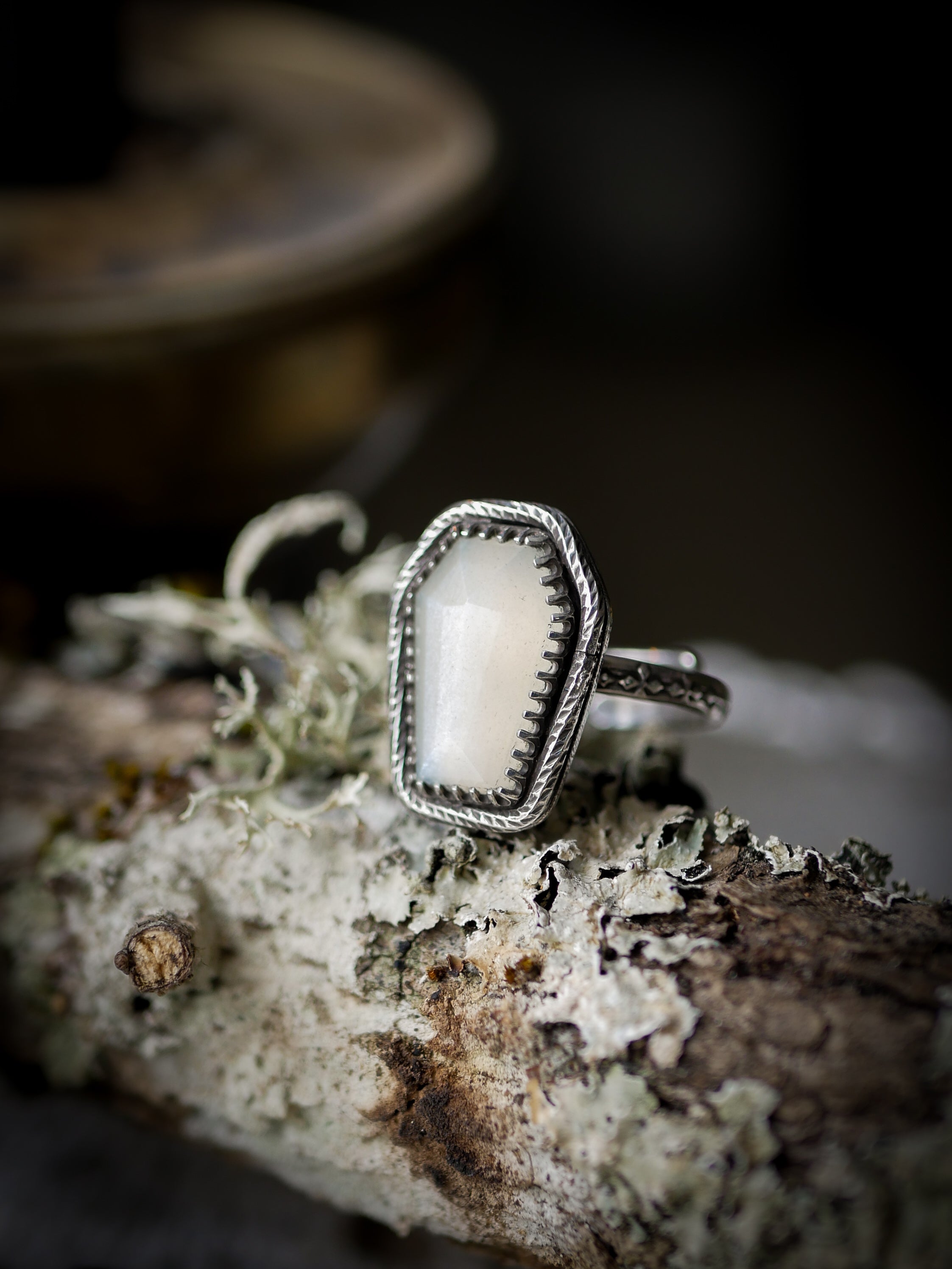 Nosferatu - Anello a bara in pietra di luna bianca sfaccettata e argento