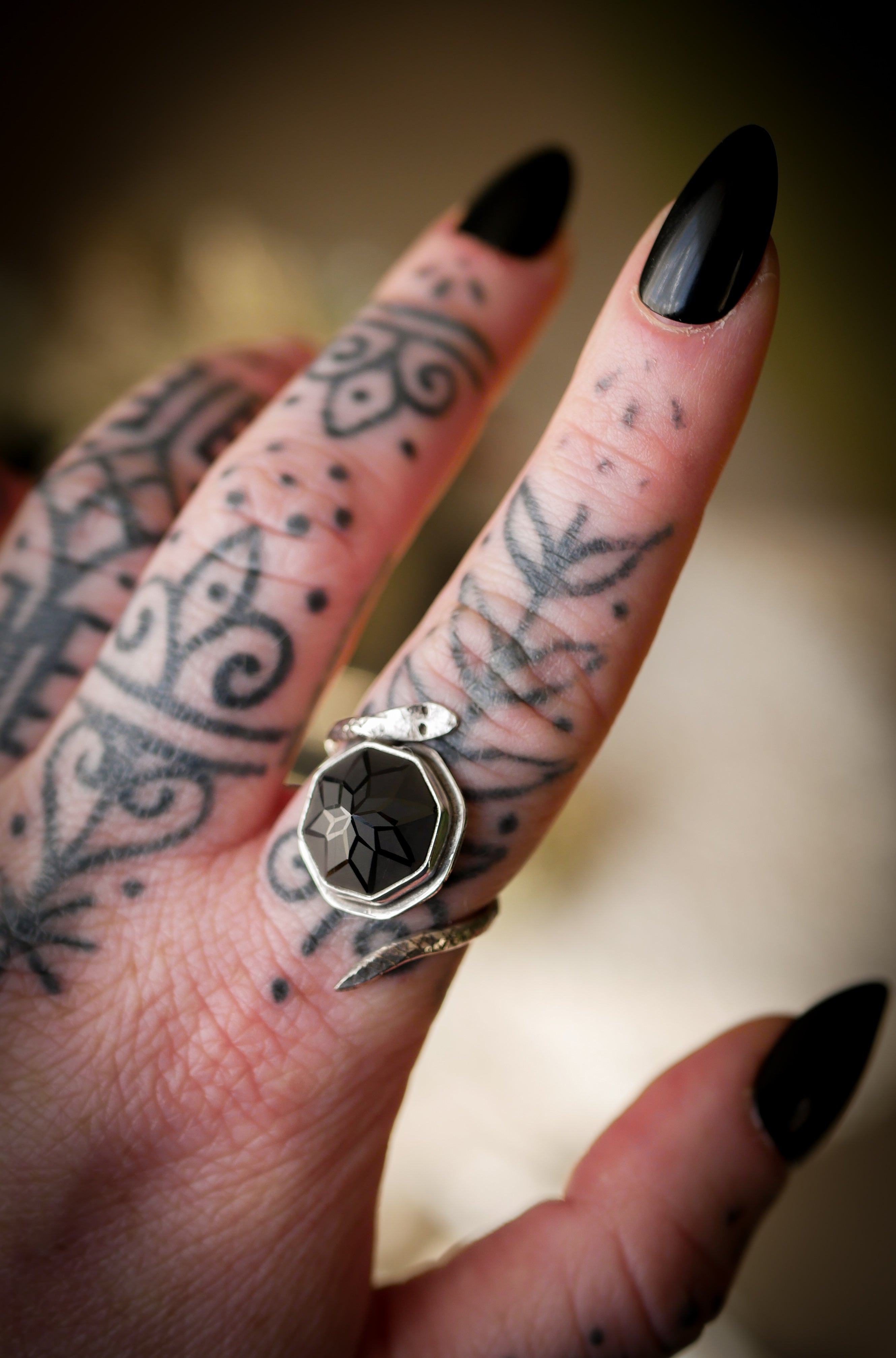 Le Serpentaire - Bague en spinelle noir facetté et argent, serpent forgé et gravé