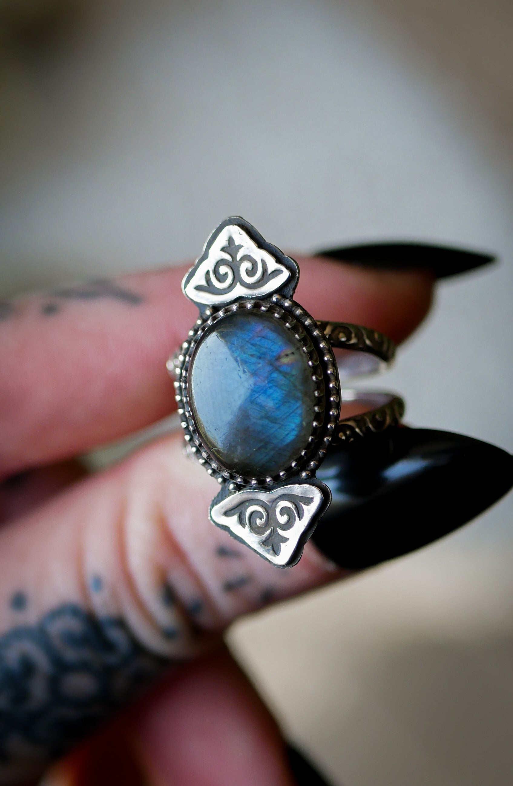 Dorje - Bague en labradorite bleue / violette et argent
