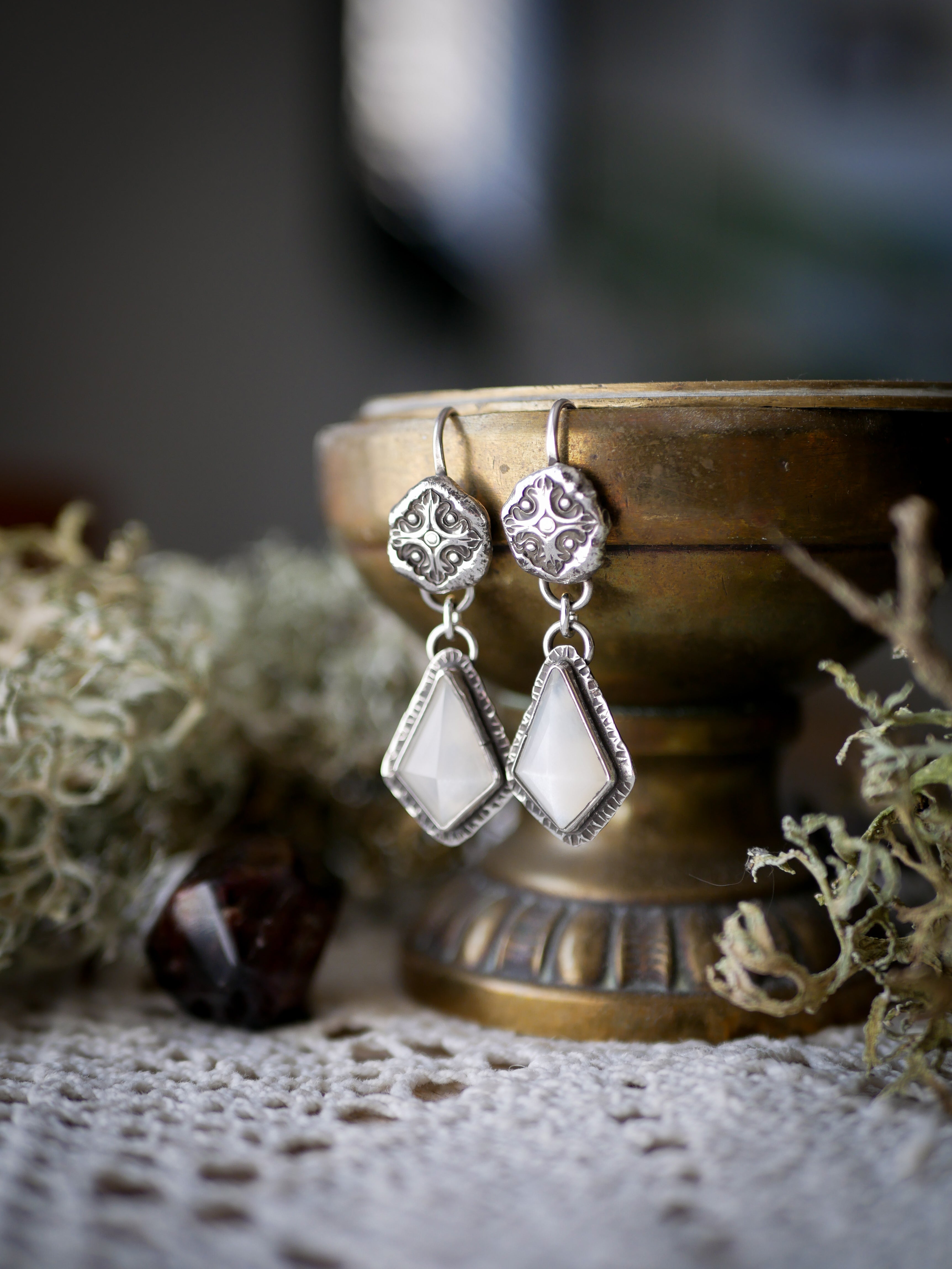 Magie Blanche - Boucles d'oreilles en pierre de lune blanche facettée véritable et argent
