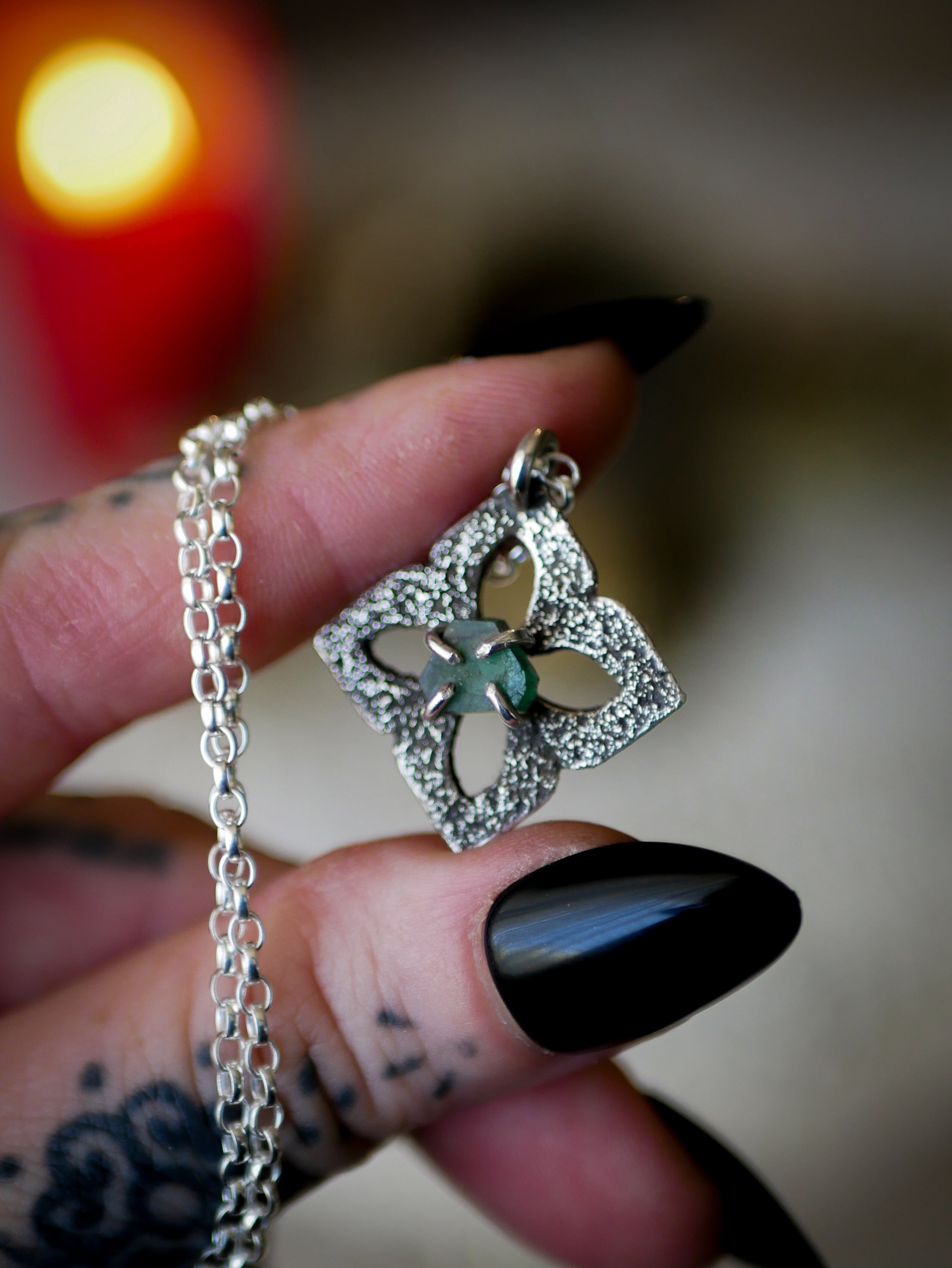Gothic Witch - Collier vitrail gothique en émeraude et argent