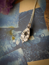 Magie Ancestrale - Collier en fossile d'ammonite et argent, étoile du Nord au dos