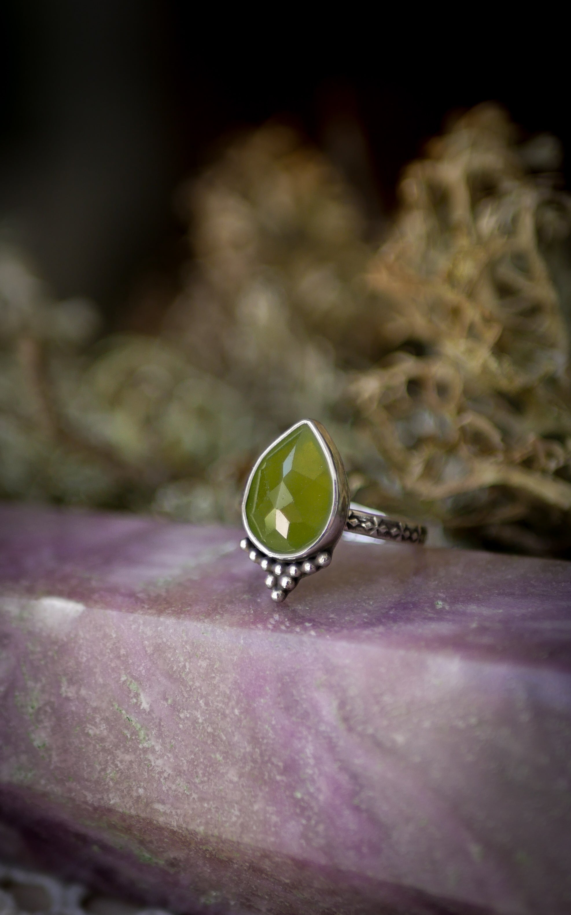 Sorcière des Forêts - Bague en vésuvianite facettée et argent
