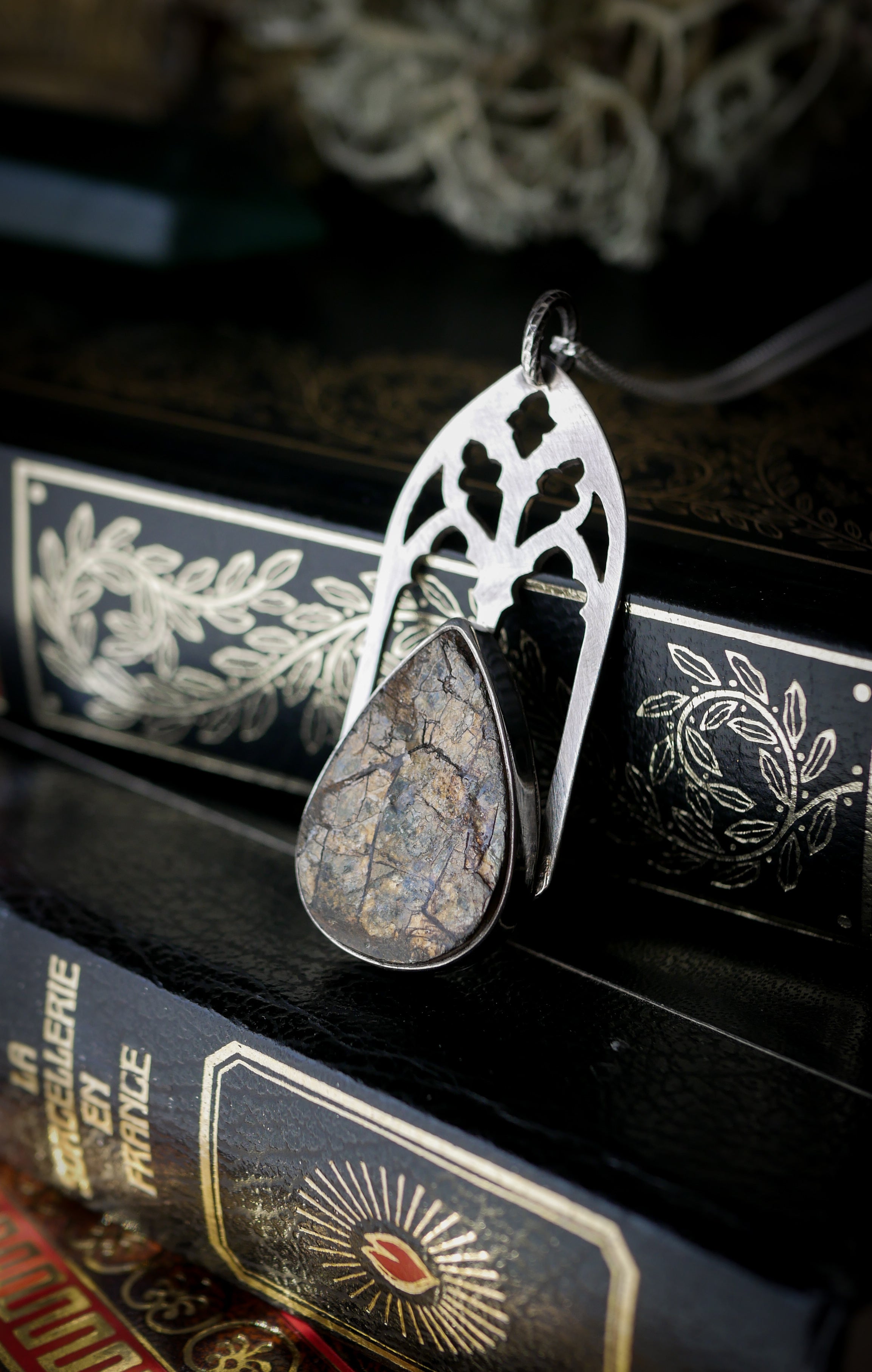 Le Coven - Collier gothique en cristal de l'Himalaya mica et argent