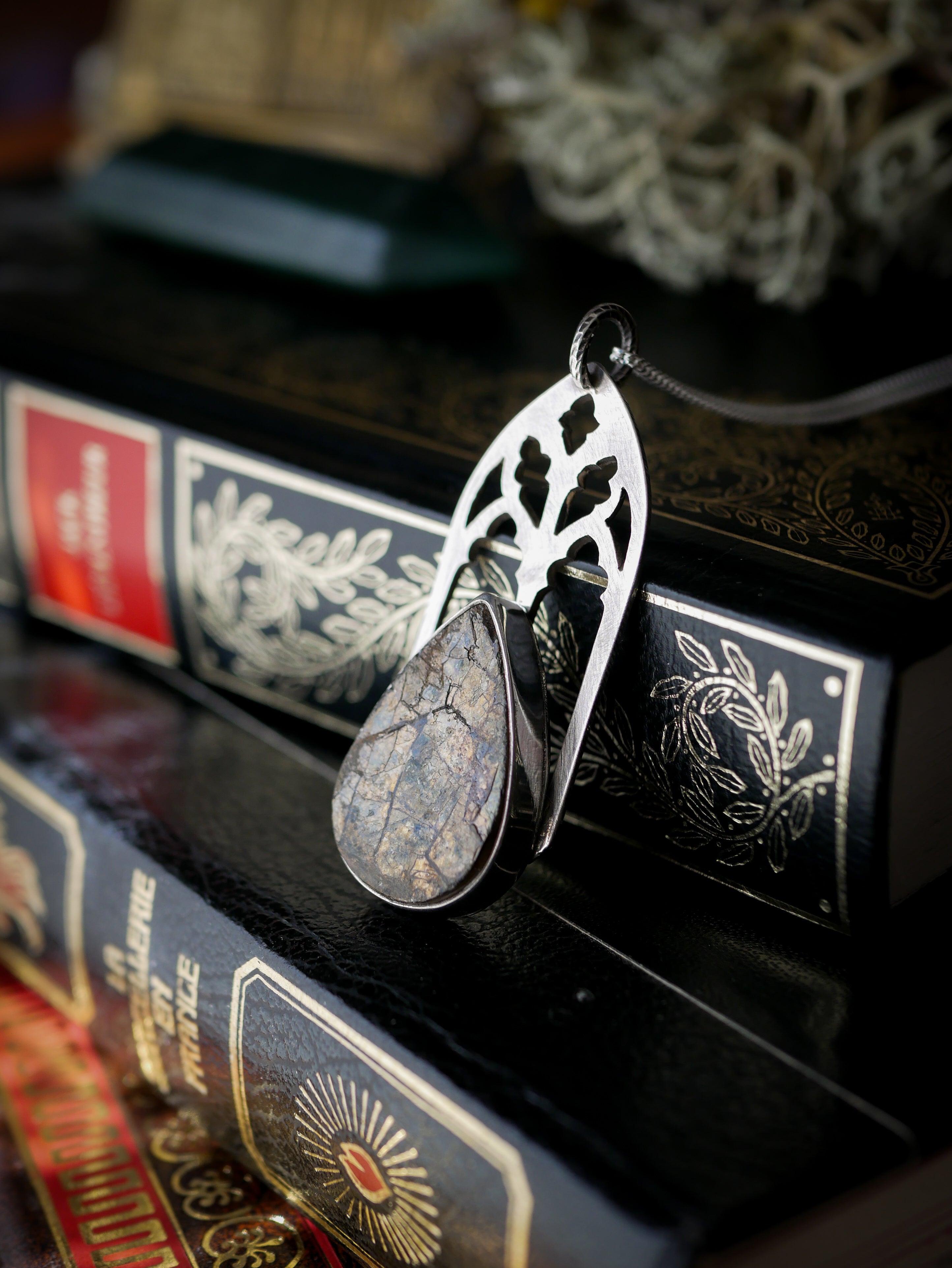 Le Coven - Collier gothique en cristal de l'Himalaya mica et argent